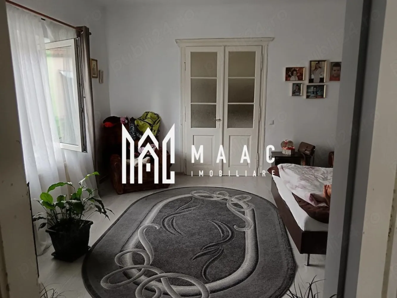 Apartament de vanzare Sibiu | 4 camere Resita | 140 mp, P+M, INTABULATĂ - Apartament de vânzare în Sibiu, zona Reșița, cu 4 camere dispuse pe parter și mansardă, 140 mp utili și grădină proprie, potrivit pentru locuire imediată.

Detalii proprietate:
• Suprafață utilă: 140 mp
• Suprafață construită: 196 mp
• Compartimentare: semidecomandat
• 4 camere, 3 dormitoare, 1 bucătărie și 1 baie
• Regim de înălțime: parter + mansardă
• An construcție: 1980
• Stare interioară: bună
• Se vinde complet mobilat
• 2 locuri de parcare
• Pivniță și grădină proprie de aproximativ 10 mp
• Mansarda are acces separat din curte, dispune de proiect și nu este intabulată

Proprietatea este situată pe Strada Octavian Smighelschi, în zona Reșița din Sibiu, într-o curte comună cu doar două familii. Configurația pe două niveluri oferă spațiu suplimentar pentru organizarea locuirii, iar accesul separat către mansardă adaugă flexibilitate în utilizarea proprietății.

Pentru mai multe informații și programarea unei vizionări, contactați echipa MAAC Imobiliare și menționați Cod anunț CP3184300.