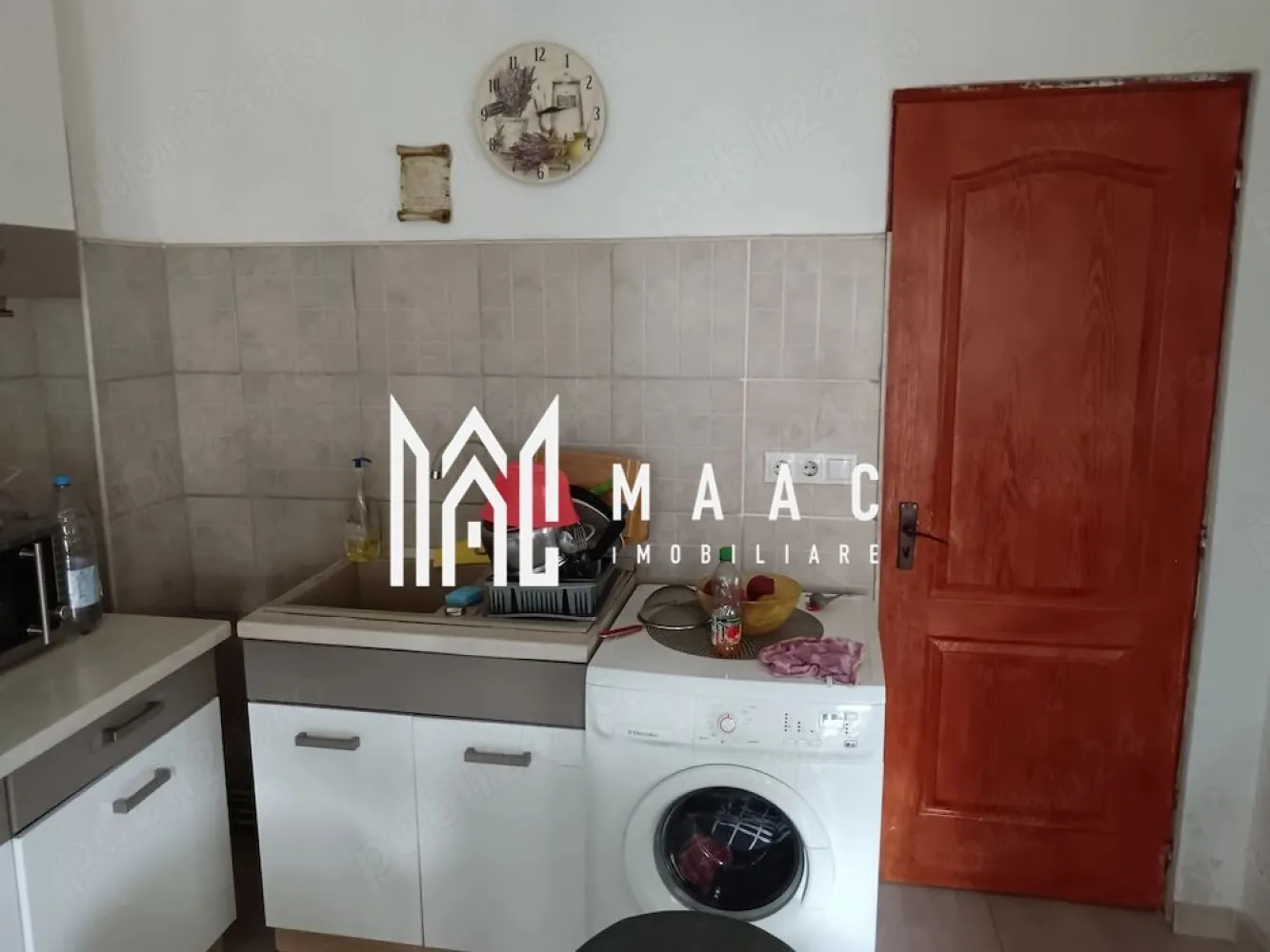 Apartament de vanzare Sibiu | 4 camere Resita | 140 mp, P+M, INTABULATĂ - Apartament de vânzare în Sibiu, zona Reșița, cu 4 camere dispuse pe parter și mansardă, 140 mp utili și grădină proprie, potrivit pentru locuire imediată.

Detalii proprietate:
• Suprafață utilă: 140 mp
• Suprafață construită: 196 mp
• Compartimentare: semidecomandat
• 4 camere, 3 dormitoare, 1 bucătărie și 1 baie
• Regim de înălțime: parter + mansardă
• An construcție: 1980
• Stare interioară: bună
• Se vinde complet mobilat
• 2 locuri de parcare
• Pivniță și grădină proprie de aproximativ 10 mp
• Mansarda are acces separat din curte, dispune de proiect și nu este intabulată

Proprietatea este situată pe Strada Octavian Smighelschi, în zona Reșița din Sibiu, într-o curte comună cu doar două familii. Configurația pe două niveluri oferă spațiu suplimentar pentru organizarea locuirii, iar accesul separat către mansardă adaugă flexibilitate în utilizarea proprietății.

Pentru mai multe informații și programarea unei vizionări, contactați echipa MAAC Imobiliare și menționați Cod anunț CP3184300.