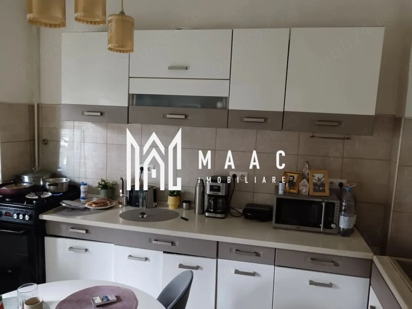 Apartament de vanzare Sibiu | 4 camere Resita | 140 mp, P+M, INTABULATĂ - Apartament de vânzare în Sibiu, zona Reșița, cu 4 camere dispuse pe parter și mansardă, 140 mp utili și grădină proprie, potrivit pentru locuire imediată.

Detalii proprietate:
• Suprafață utilă: 140 mp
• Suprafață construită: 196 mp
• Compartimentare: semidecomandat
• 4 camere, 3 dormitoare, 1 bucătărie și 1 baie
• Regim de înălțime: parter + mansardă
• An construcție: 1980
• Stare interioară: bună
• Se vinde complet mobilat
• 2 locuri de parcare
• Pivniță și grădină proprie de aproximativ 10 mp
• Mansarda are acces separat din curte, dispune de proiect și nu este intabulată

Proprietatea este situată pe Strada Octavian Smighelschi, în zona Reșița din Sibiu, într-o curte comună cu doar două familii. Configurația pe două niveluri oferă spațiu suplimentar pentru organizarea locuirii, iar accesul separat către mansardă adaugă flexibilitate în utilizarea proprietății.

Pentru mai multe informații și programarea unei vizionări, contactați echipa MAAC Imobiliare și menționați Cod anunț CP3184300.