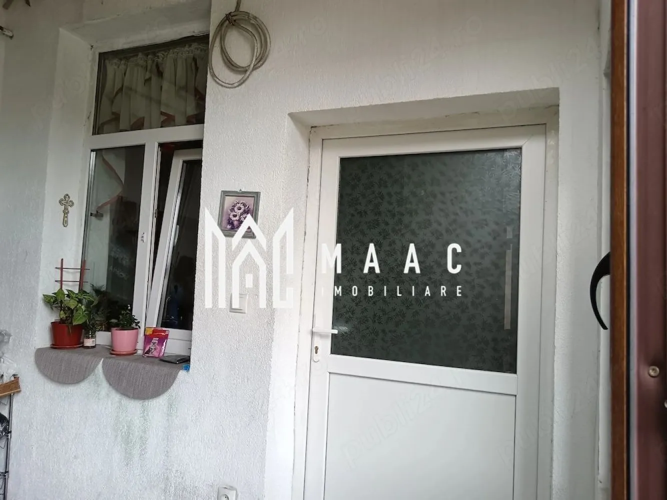 Apartament de vanzare Sibiu | 4 camere Resita | 140 mp, P+M, INTABULATĂ - Apartament de vânzare în Sibiu, zona Reșița, cu 4 camere dispuse pe parter și mansardă, 140 mp utili și grădină proprie, potrivit pentru locuire imediată.

Detalii proprietate:
• Suprafață utilă: 140 mp
• Suprafață construită: 196 mp
• Compartimentare: semidecomandat
• 4 camere, 3 dormitoare, 1 bucătărie și 1 baie
• Regim de înălțime: parter + mansardă
• An construcție: 1980
• Stare interioară: bună
• Se vinde complet mobilat
• 2 locuri de parcare
• Pivniță și grădină proprie de aproximativ 10 mp
• Mansarda are acces separat din curte, dispune de proiect și nu este intabulată

Proprietatea este situată pe Strada Octavian Smighelschi, în zona Reșița din Sibiu, într-o curte comună cu doar două familii. Configurația pe două niveluri oferă spațiu suplimentar pentru organizarea locuirii, iar accesul separat către mansardă adaugă flexibilitate în utilizarea proprietății.

Pentru mai multe informații și programarea unei vizionări, contactați echipa MAAC Imobiliare și menționați Cod anunț CP3184300.