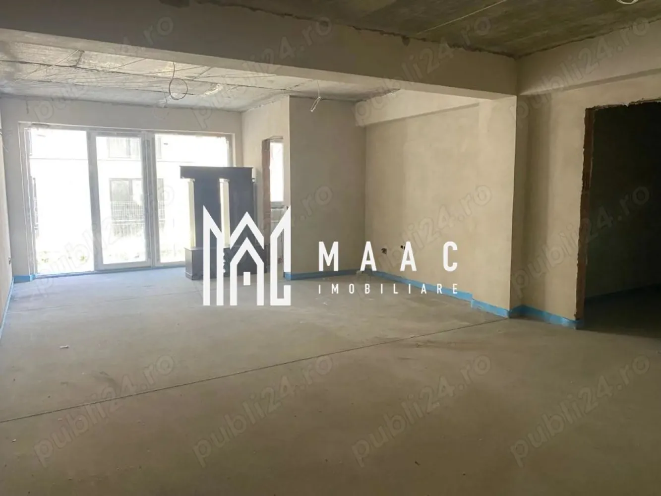 Apartament 2 camere decomandat | Turnișor, Sibiu | parter, INTABULAT - Apartament de vânzare în Sibiu, în zona Turnișor, cu 2 camere decomandate, 50 mp utili și amplasare la parter, prezentat cu utilizare comercială intabulată.

Detalii proprietate:
• Suprafață utilă: 50 mp
• Suprafață construită: 60 mp
• Compartimentare: zonă principală open-space, vestiar, baie și spațiu tehnic cu centrală termică montată
• Situat la parter într-un imobil finalizat în 2024, cu regim de înălțime P+3
• Predare la stadiul de alb, cu ușă de acces montată, pereți zugrăviți și trei uși interioare pregătite pentru montaj
• Încălzire în pardoseală, centrală termică funcțională și curent trifazic
• Loc de parcare inclus

Proprietatea este situată în Turnișor, Sibiu, la parterul imobilului, iar descrierea existentă menționează că este intabulată ca spațiu comercial, fără a necesita schimbarea destinației.

Cod anunț CP3184339. Contactați echipa MAAC Imobiliare pentru detalii suplimentare și programarea unei vizionări.