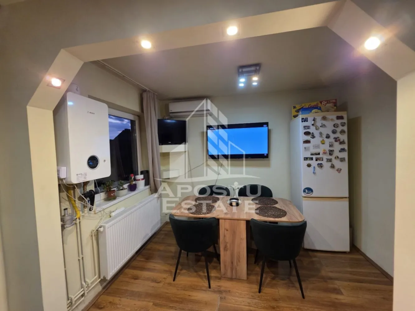 Apartament 2 camere in Complexul Studentesc - Apostu Estate va ofera spre inchiriere un apartament cu 2 camere semi-decomandat in zona Complexului studentesc
Apartamentul se afla la etajul 4 este complet utilat intr-o zona linistita avand in apropiere numeroase puncte de interes. Se desfasoara pe o suprafata de aprox 58 mp si este compartimentat astfel:

Hol acces
Living
Dormitor
Baie
Bucatarie mare

Nu exista dificultati in gasirea unui loc de parcare.
Confortul termic este realizat prin centrala blocului.
Pretul este 350 euro/luna + 350 euro garantie!
Disponibil imediat!
Va asteptam cu drag la vizionare!
Nr. contact: 0729607480
 CP1021175
