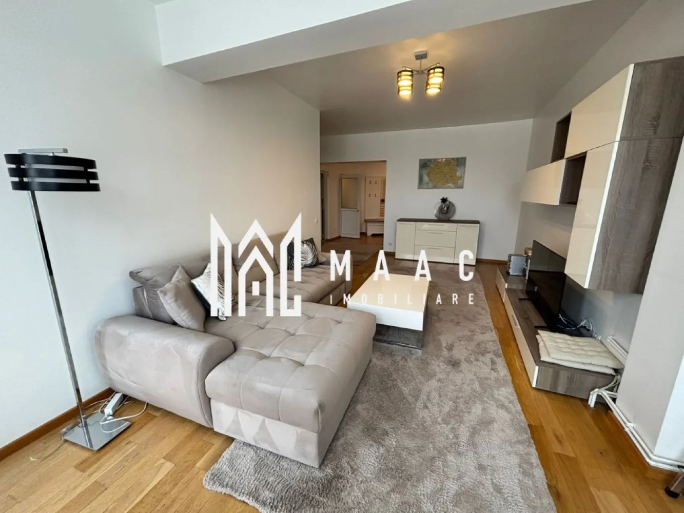 Apartament 4 camere decomandat | Terezian, Sibiu | 180 mp, curte 400 mp - Apartament cu 4 camere decomandat, situat în zona Terezian din Sibiu, cu 180 mp utili, dispus pe două niveluri și curte proprie generoasă, potrivit pentru locuire extinsă.

Detalii proprietate:
• Suprafață utilă: 180 mp
• Suprafață construită: 216 mp
• Compartimentare: 4 camere, 3 dormitoare, living, 2 bucătării și 3 băi
• Dispus pe 2 niveluri: parter și demisol
• An construcție: 1998, construcție finalizată
• Stare interioară: bună
• Centrală termică proprie cu calorifere
• 1 loc de parcare
• Curte proprie de aproximativ 400 mp
• Chiria include utilitățile pentru gaz, curent și apă

Zona Terezian oferă acces la mijloace de transport în comun, magazine, supermarketuri și farmacii, cu conexiuni rapide către punctele de interes din oraș.

Cod anunț CP3184517. Contactați echipa MAAC Imobiliare pentru detalii suplimentare și pentru programarea unei vizionări.