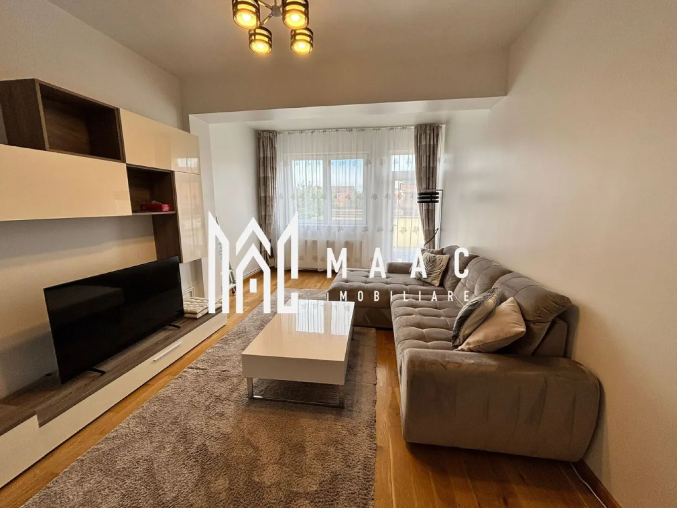 Apartament 4 camere decomandat | Terezian, Sibiu | 180 mp, curte 400 mp - Apartament cu 4 camere decomandat, situat în zona Terezian din Sibiu, cu 180 mp utili, dispus pe două niveluri și curte proprie generoasă, potrivit pentru locuire extinsă.

Detalii proprietate:
• Suprafață utilă: 180 mp
• Suprafață construită: 216 mp
• Compartimentare: 4 camere, 3 dormitoare, living, 2 bucătării și 3 băi
• Dispus pe 2 niveluri: parter și demisol
• An construcție: 1998, construcție finalizată
• Stare interioară: bună
• Centrală termică proprie cu calorifere
• 1 loc de parcare
• Curte proprie de aproximativ 400 mp
• Chiria include utilitățile pentru gaz, curent și apă

Zona Terezian oferă acces la mijloace de transport în comun, magazine, supermarketuri și farmacii, cu conexiuni rapide către punctele de interes din oraș.

Cod anunț CP3184517. Contactați echipa MAAC Imobiliare pentru detalii suplimentare și pentru programarea unei vizionări.