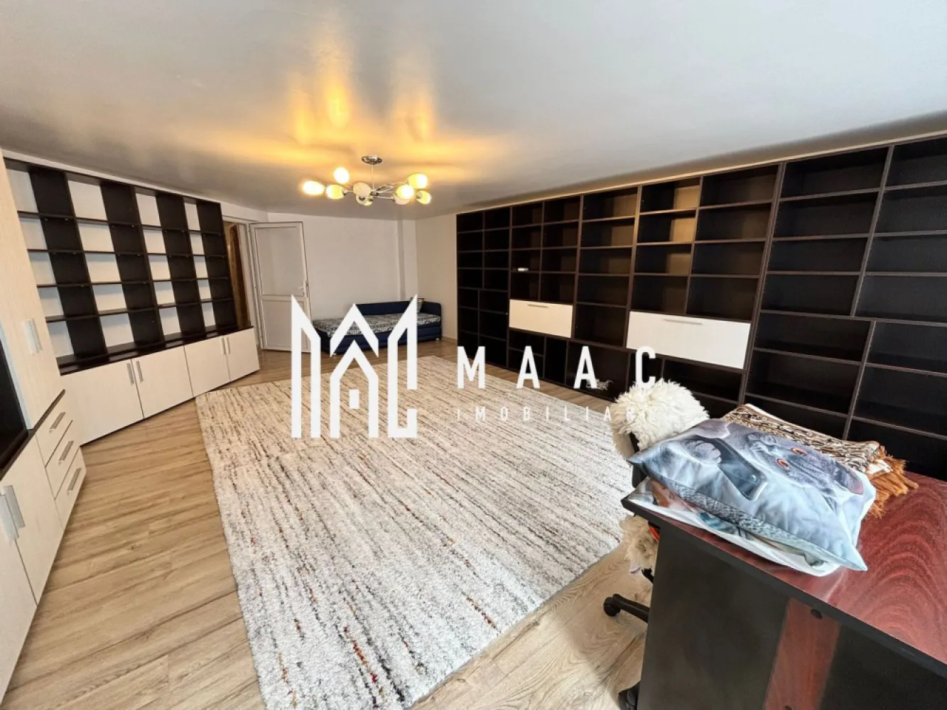 Apartament 4 camere decomandat | Terezian, Sibiu | 180 mp, curte 400 mp - Apartament cu 4 camere decomandat, situat în zona Terezian din Sibiu, cu 180 mp utili, dispus pe două niveluri și curte proprie generoasă, potrivit pentru locuire extinsă.

Detalii proprietate:
• Suprafață utilă: 180 mp
• Suprafață construită: 216 mp
• Compartimentare: 4 camere, 3 dormitoare, living, 2 bucătării și 3 băi
• Dispus pe 2 niveluri: parter și demisol
• An construcție: 1998, construcție finalizată
• Stare interioară: bună
• Centrală termică proprie cu calorifere
• 1 loc de parcare
• Curte proprie de aproximativ 400 mp
• Chiria include utilitățile pentru gaz, curent și apă

Zona Terezian oferă acces la mijloace de transport în comun, magazine, supermarketuri și farmacii, cu conexiuni rapide către punctele de interes din oraș.

Cod anunț CP3184517. Contactați echipa MAAC Imobiliare pentru detalii suplimentare și pentru programarea unei vizionări.