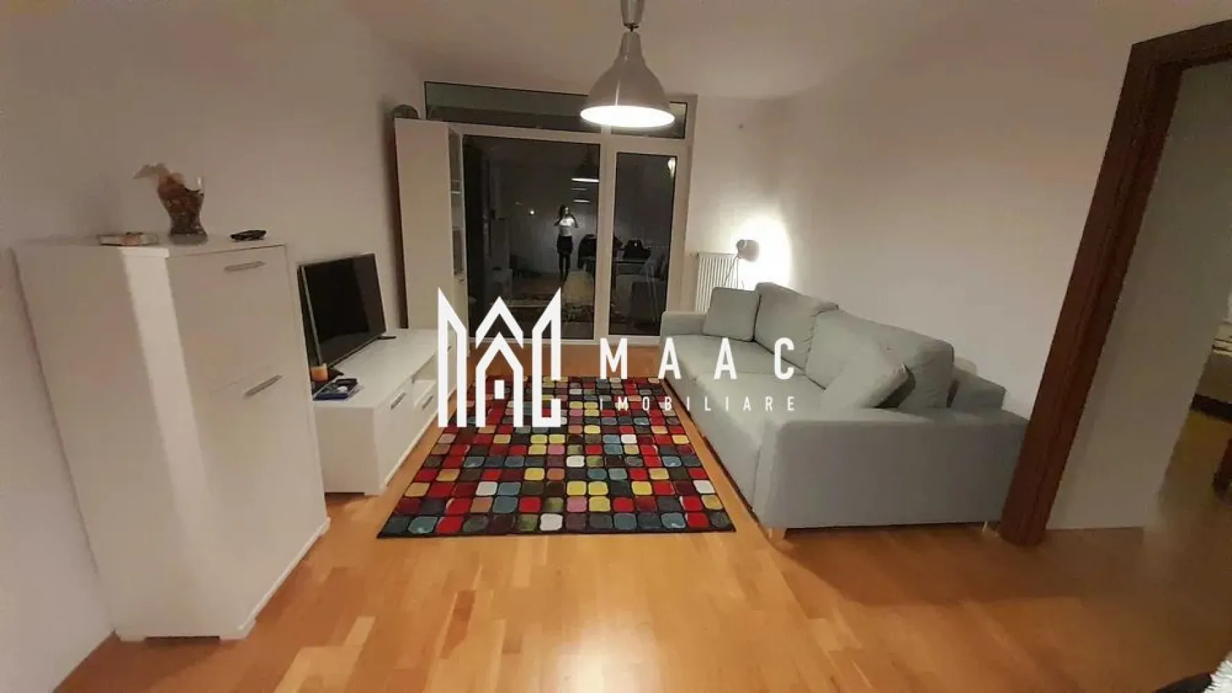 Apartament Modern I Etaj 2 I lift I Parcare I Cibinium - Vă propunem spre închiriere un apartament modern cu 3 camere decomandate, situat în complexul rezidențial Cibinium, la doar aproximativ 5 minute de centrul orașului Sibiu. Proprietatea este amplasată la etajul 2 din 4 al unui imobil construit în anul 2017, dotat cu lift și finisat modern.

Apartamentul are o suprafață utilă de 70 mp, la care se adaugă un balcon generos de 10 mp, închis cu sticlă glisantă, ideal pentru relaxare în orice perioadă a anului.

Compartimentare:
Hol de acces
Bucătărie separată, complet mobilată și utilată
Living luminos, cu acces către balcon
Balcon închis cu sticlă glisantă, cu acces atât din living, cât și din bucătărie
Dormitor matrimonial cu baie proprie
Al doilea dormitor cu pat matrimonial
Două băi: una cu duș și una cu cadă
Boxă la subsol
Dotări și facilități:
Complet mobilat și utilat
Mașină de spălat vase
Centrală termică proprie și contorizare individuală
Internet prin fibră optică, TV și cablu TV
Bloc izolat termic
Lift și interfon
Acoperiș
Loc de parcare inclus
Avantajele complexului și ale zonei:
Grădină interioară amenajată pentru relaxare
Loc de joacă pentru copii
La câteva minute de centrul orașului
Aproape de supermarketuri, piață, școli și grădinițe
Stații de transport public în imediata apropiere
Zonă rezidențială modernă, liniștită și bine conectată

Apartamentul se închiriază pe termen lung și reprezintă alegerea ideală pentru o familie sau pentru persoane care își doresc confort, spațiu și acces rapid către centrul orașului.

Pentru informati si vizionari: CP3185730