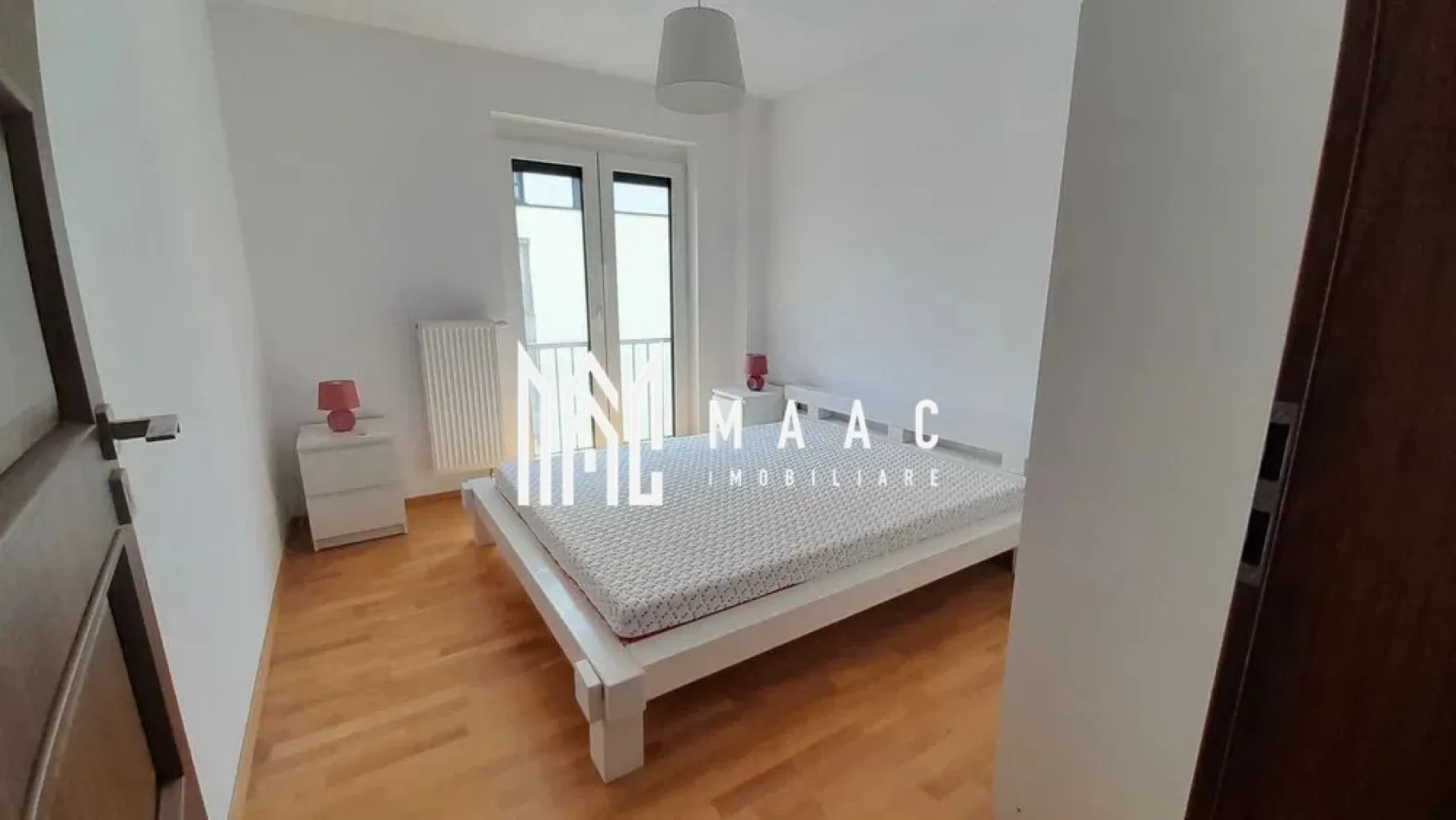 Apartament Modern I Etaj 2 I lift I Parcare I Cibinium - Vă propunem spre închiriere un apartament modern cu 3 camere decomandate, situat în complexul rezidențial Cibinium, la doar aproximativ 5 minute de centrul orașului Sibiu. Proprietatea este amplasată la etajul 2 din 4 al unui imobil construit în anul 2017, dotat cu lift și finisat modern.

Apartamentul are o suprafață utilă de 70 mp, la care se adaugă un balcon generos de 10 mp, închis cu sticlă glisantă, ideal pentru relaxare în orice perioadă a anului.

Compartimentare:
Hol de acces
Bucătărie separată, complet mobilată și utilată
Living luminos, cu acces către balcon
Balcon închis cu sticlă glisantă, cu acces atât din living, cât și din bucătărie
Dormitor matrimonial cu baie proprie
Al doilea dormitor cu pat matrimonial
Două băi: una cu duș și una cu cadă
Boxă la subsol
Dotări și facilități:
Complet mobilat și utilat
Mașină de spălat vase
Centrală termică proprie și contorizare individuală
Internet prin fibră optică, TV și cablu TV
Bloc izolat termic
Lift și interfon
Acoperiș
Loc de parcare inclus
Avantajele complexului și ale zonei:
Grădină interioară amenajată pentru relaxare
Loc de joacă pentru copii
La câteva minute de centrul orașului
Aproape de supermarketuri, piață, școli și grădinițe
Stații de transport public în imediata apropiere
Zonă rezidențială modernă, liniștită și bine conectată

Apartamentul se închiriază pe termen lung și reprezintă alegerea ideală pentru o familie sau pentru persoane care își doresc confort, spațiu și acces rapid către centrul orașului.

Pentru informati si vizionari: CP3185730