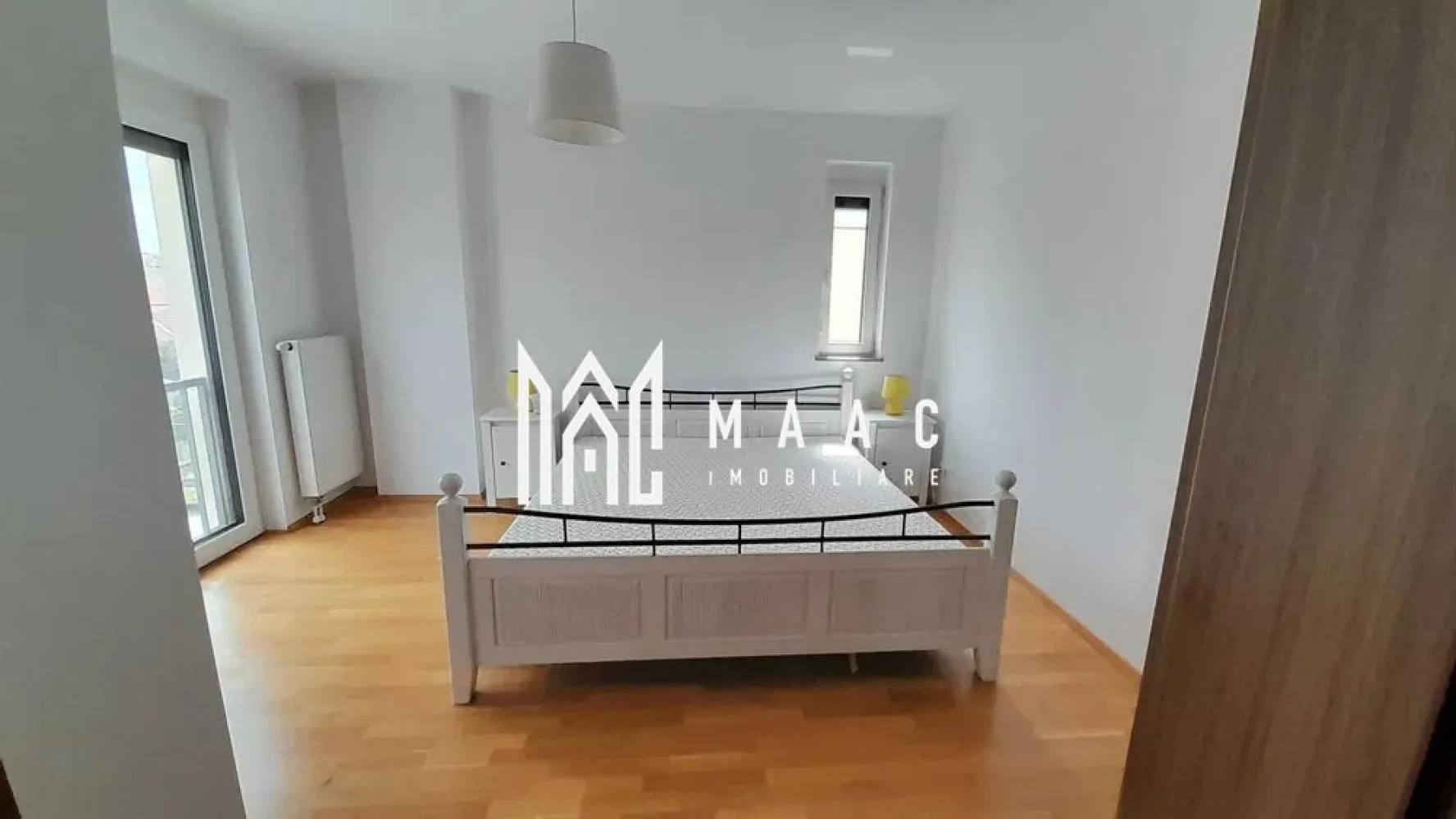Apartament Modern I Etaj 2 I lift I Parcare I Cibinium - Vă propunem spre închiriere un apartament modern cu 3 camere decomandate, situat în complexul rezidențial Cibinium, la doar aproximativ 5 minute de centrul orașului Sibiu. Proprietatea este amplasată la etajul 2 din 4 al unui imobil construit în anul 2017, dotat cu lift și finisat modern.

Apartamentul are o suprafață utilă de 70 mp, la care se adaugă un balcon generos de 10 mp, închis cu sticlă glisantă, ideal pentru relaxare în orice perioadă a anului.

Compartimentare:
Hol de acces
Bucătărie separată, complet mobilată și utilată
Living luminos, cu acces către balcon
Balcon închis cu sticlă glisantă, cu acces atât din living, cât și din bucătărie
Dormitor matrimonial cu baie proprie
Al doilea dormitor cu pat matrimonial
Două băi: una cu duș și una cu cadă
Boxă la subsol
Dotări și facilități:
Complet mobilat și utilat
Mașină de spălat vase
Centrală termică proprie și contorizare individuală
Internet prin fibră optică, TV și cablu TV
Bloc izolat termic
Lift și interfon
Acoperiș
Loc de parcare inclus
Avantajele complexului și ale zonei:
Grădină interioară amenajată pentru relaxare
Loc de joacă pentru copii
La câteva minute de centrul orașului
Aproape de supermarketuri, piață, școli și grădinițe
Stații de transport public în imediata apropiere
Zonă rezidențială modernă, liniștită și bine conectată

Apartamentul se închiriază pe termen lung și reprezintă alegerea ideală pentru o familie sau pentru persoane care își doresc confort, spațiu și acces rapid către centrul orașului.

Pentru informati si vizionari: CP3185730