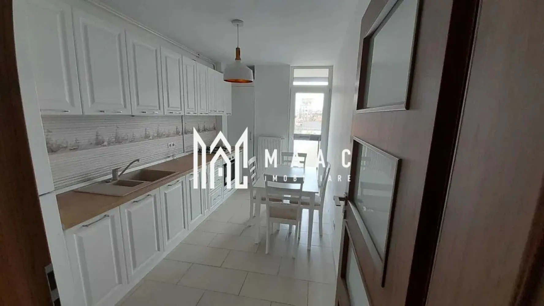 Apartament Modern I Etaj 2 I lift I Parcare I Cibinium - Vă propunem spre închiriere un apartament modern cu 3 camere decomandate, situat în complexul rezidențial Cibinium, la doar aproximativ 5 minute de centrul orașului Sibiu. Proprietatea este amplasată la etajul 2 din 4 al unui imobil construit în anul 2017, dotat cu lift și finisat modern.

Apartamentul are o suprafață utilă de 70 mp, la care se adaugă un balcon generos de 10 mp, închis cu sticlă glisantă, ideal pentru relaxare în orice perioadă a anului.

Compartimentare:
Hol de acces
Bucătărie separată, complet mobilată și utilată
Living luminos, cu acces către balcon
Balcon închis cu sticlă glisantă, cu acces atât din living, cât și din bucătărie
Dormitor matrimonial cu baie proprie
Al doilea dormitor cu pat matrimonial
Două băi: una cu duș și una cu cadă
Boxă la subsol
Dotări și facilități:
Complet mobilat și utilat
Mașină de spălat vase
Centrală termică proprie și contorizare individuală
Internet prin fibră optică, TV și cablu TV
Bloc izolat termic
Lift și interfon
Acoperiș
Loc de parcare inclus
Avantajele complexului și ale zonei:
Grădină interioară amenajată pentru relaxare
Loc de joacă pentru copii
La câteva minute de centrul orașului
Aproape de supermarketuri, piață, școli și grădinițe
Stații de transport public în imediata apropiere
Zonă rezidențială modernă, liniștită și bine conectată

Apartamentul se închiriază pe termen lung și reprezintă alegerea ideală pentru o familie sau pentru persoane care își doresc confort, spațiu și acces rapid către centrul orașului.

Pentru informati si vizionari: CP3185730