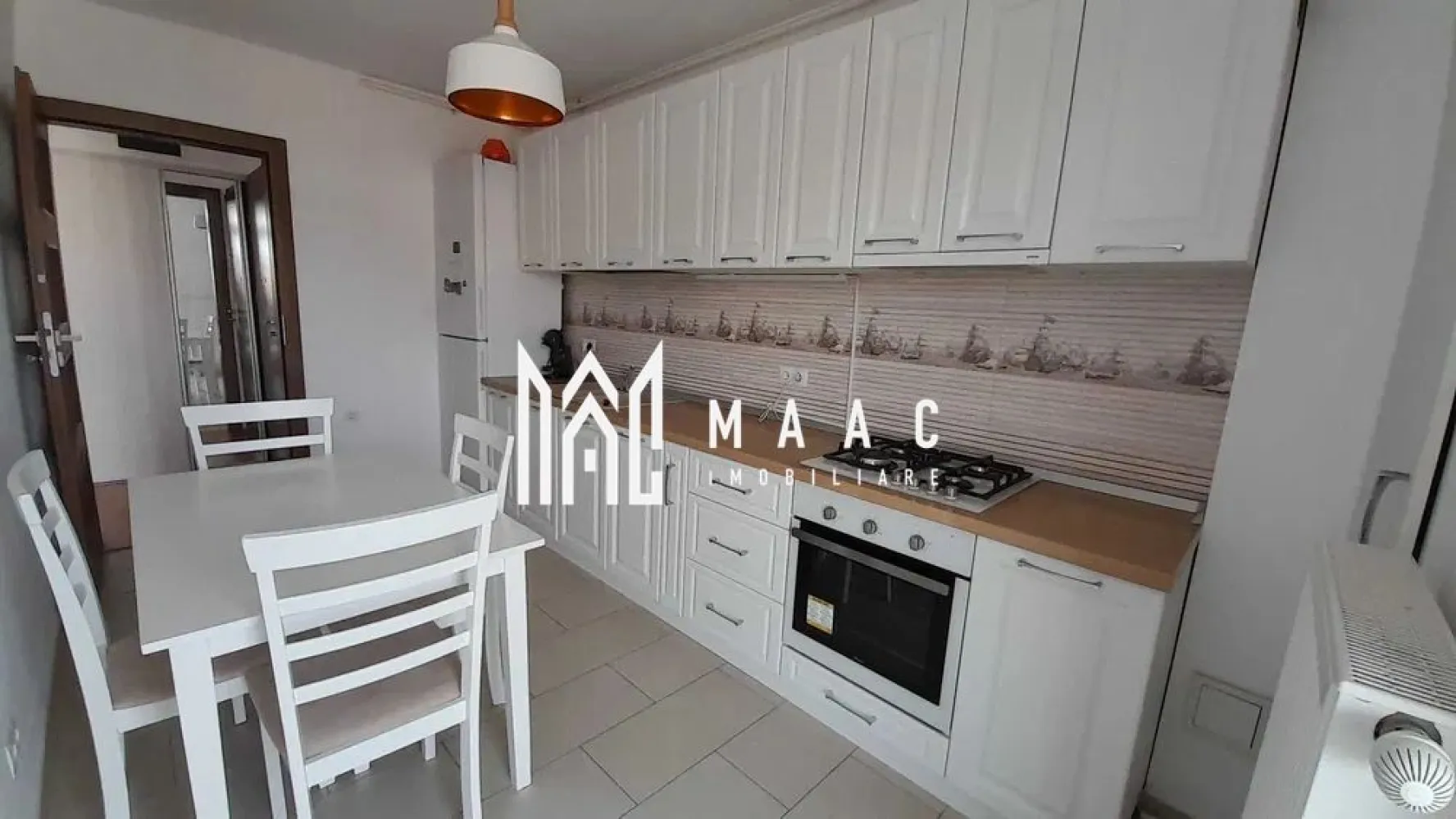 Apartament Modern I Etaj 2 I lift I Parcare I Cibinium - Vă propunem spre închiriere un apartament modern cu 3 camere decomandate, situat în complexul rezidențial Cibinium, la doar aproximativ 5 minute de centrul orașului Sibiu. Proprietatea este amplasată la etajul 2 din 4 al unui imobil construit în anul 2017, dotat cu lift și finisat modern.

Apartamentul are o suprafață utilă de 70 mp, la care se adaugă un balcon generos de 10 mp, închis cu sticlă glisantă, ideal pentru relaxare în orice perioadă a anului.

Compartimentare:
Hol de acces
Bucătărie separată, complet mobilată și utilată
Living luminos, cu acces către balcon
Balcon închis cu sticlă glisantă, cu acces atât din living, cât și din bucătărie
Dormitor matrimonial cu baie proprie
Al doilea dormitor cu pat matrimonial
Două băi: una cu duș și una cu cadă
Boxă la subsol
Dotări și facilități:
Complet mobilat și utilat
Mașină de spălat vase
Centrală termică proprie și contorizare individuală
Internet prin fibră optică, TV și cablu TV
Bloc izolat termic
Lift și interfon
Acoperiș
Loc de parcare inclus
Avantajele complexului și ale zonei:
Grădină interioară amenajată pentru relaxare
Loc de joacă pentru copii
La câteva minute de centrul orașului
Aproape de supermarketuri, piață, școli și grădinițe
Stații de transport public în imediata apropiere
Zonă rezidențială modernă, liniștită și bine conectată

Apartamentul se închiriază pe termen lung și reprezintă alegerea ideală pentru o familie sau pentru persoane care își doresc confort, spațiu și acces rapid către centrul orașului.

Pentru informati si vizionari: CP3185730