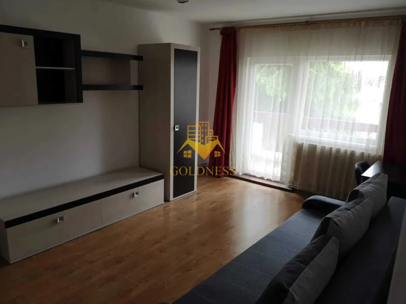 3 camere decomandate, Zorilor, Sigma, UTCN, UMF, LIDL - GOLDNESS Imobiliare vă propune spre închiriere un apartament cu 3 camere decomandate complet mobilat și utilat, la etajul 2 într-un imobil de 4 etaje, fara lift, în Cartierul Zorilor.
Posibilitate de parcare in zona la liber.
Se află în apropierea stațiilor de transport în comun, magazine, restaurante, spații verzi, farmacii, etc. 

Apartamentul este compartimentat astfel:
 - 3 dormitoare, dintre care 2 cu paturi matrimniale si unul cu o canapea extensibila, dressing, noptiere
 - bucatarie complet utilată și mobilată, loc de servit masa
 - 2 bai, dintre care una cu cada si una cu cabina de dus, calorifer port prosop și dulap pentru depozitare.
 - 2 balcoanede 10 mp total.

Imobilul este dotat cu toate cele necesare- centrală proprie, frigider, aragaz, hotă, mașină de spălat haine, etc. 

Dacă sunteți interesați de acest apartament și doriți să îl vizionați, dar și pentru alte oferte nu ezitați să ne contactați telefonic sau prin e-mail. Vă stăm la dispoziție!
Pentru intermediere se percepe un comision de 50% din prețul chiriei!