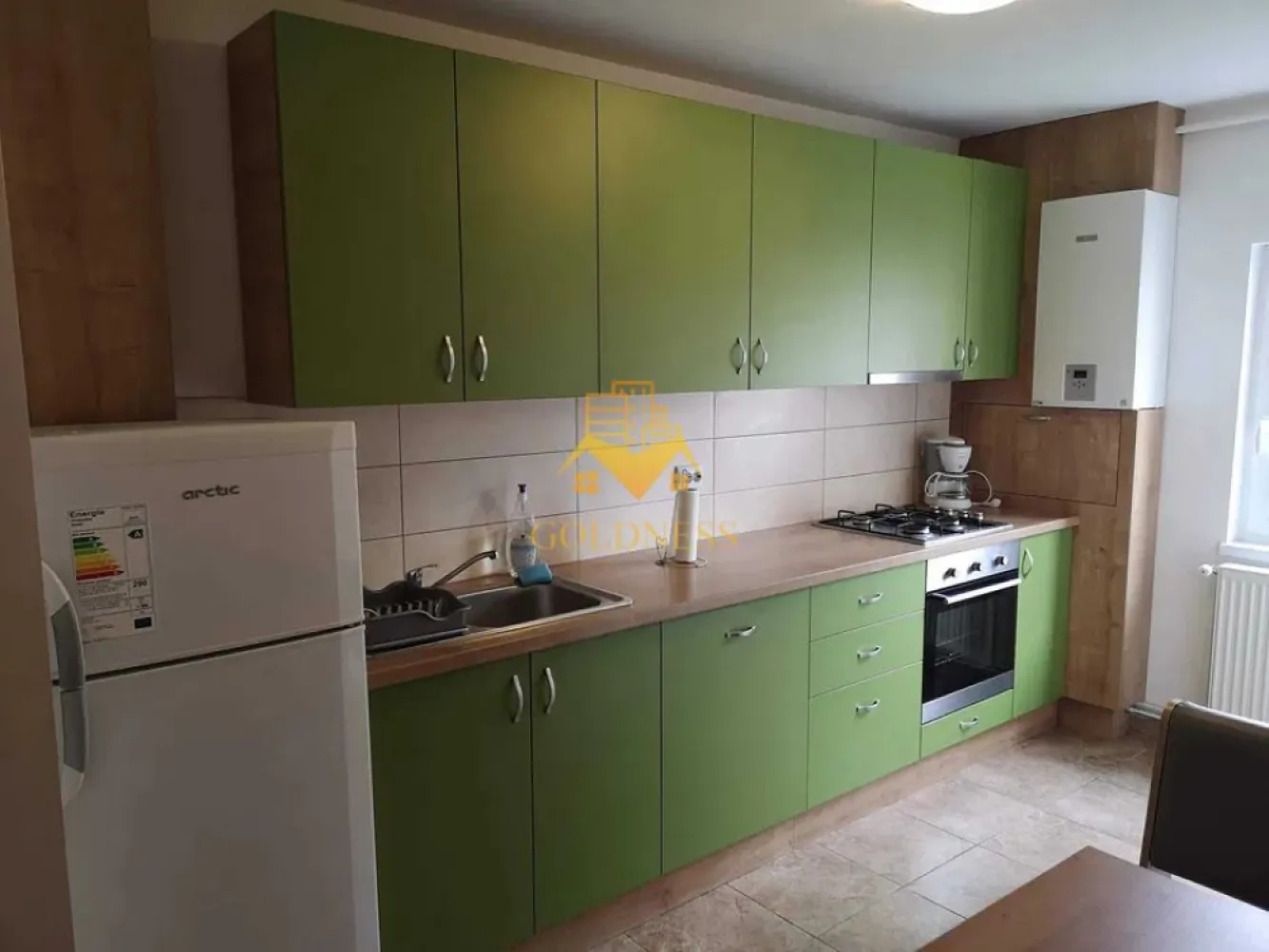 3 camere decomandate, Zorilor, Sigma, UTCN, UMF, LIDL - GOLDNESS Imobiliare vă propune spre închiriere un apartament cu 3 camere decomandate complet mobilat și utilat, la etajul 2 într-un imobil de 4 etaje, fara lift, în Cartierul Zorilor.
Posibilitate de parcare in zona la liber.
Se află în apropierea stațiilor de transport în comun, magazine, restaurante, spații verzi, farmacii, etc. 

Apartamentul este compartimentat astfel:
 - 3 dormitoare, dintre care 2 cu paturi matrimniale si unul cu o canapea extensibila, dressing, noptiere
 - bucatarie complet utilată și mobilată, loc de servit masa
 - 2 bai, dintre care una cu cada si una cu cabina de dus, calorifer port prosop și dulap pentru depozitare.
 - 2 balcoanede 10 mp total.

Imobilul este dotat cu toate cele necesare- centrală proprie, frigider, aragaz, hotă, mașină de spălat haine, etc. 

Dacă sunteți interesați de acest apartament și doriți să îl vizionați, dar și pentru alte oferte nu ezitați să ne contactați telefonic sau prin e-mail. Vă stăm la dispoziție!
Pentru intermediere se percepe un comision de 50% din prețul chiriei!
