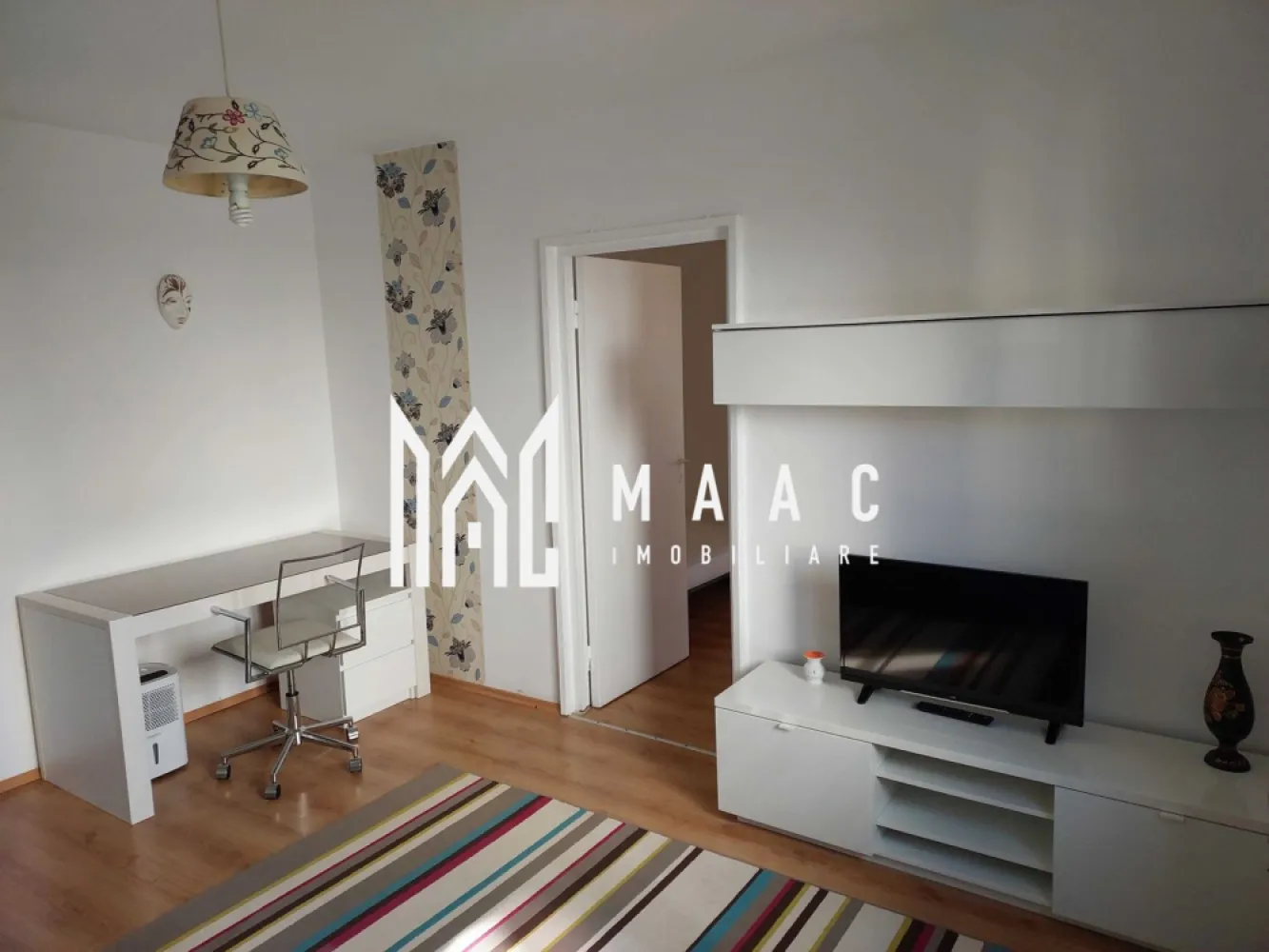 Apartament 2 camere | Etaj 2 | 38 MPU | Hipodrom 3 - MAAC Imobiliare vă propune spre închiriere un apartament cu 2 camere semidecomandate, situat în cartierul Hipodrom III, una dintre cele mai apreciate zone rezidențiale din Sibiu, datorită accesului facil către școli, grădinițe, magazine și mijloace de transport în comun.

Locuința este amplasată la etajul 2 și reprezintă o alegere potrivită pentru un cuplu, o persoană singură sau o familie care își dorește confort și acces rapid către principalele puncte de interes ale orașului.

Detalii proprietate
2 camere semidecomandate
Etaj 2
Fără balcon
Disponibil din 1 iulie 2026
Compartimentare
Living
Dormitor
Bucătărie
Baie
Hol
Avantaje locație
Situat în zona Hipodrom III
Stație de autobuz lângă bloc
Magazine de cartier în imediata apropiere
Supermarketuri și farmacii în zonă
Parc pentru copii la câteva minute de mers pe jos
Aproape de școli și grădinițe
Acces facil către facultățile din Sibiu
Conexiune rapidă către centrul orașului
Condiții de închiriere
Se închiriază doar pe termen lung (minimum 1 an)
Garanție: 300 Euro
Disponibil pentru mutare începând cu 1 iulie 2026