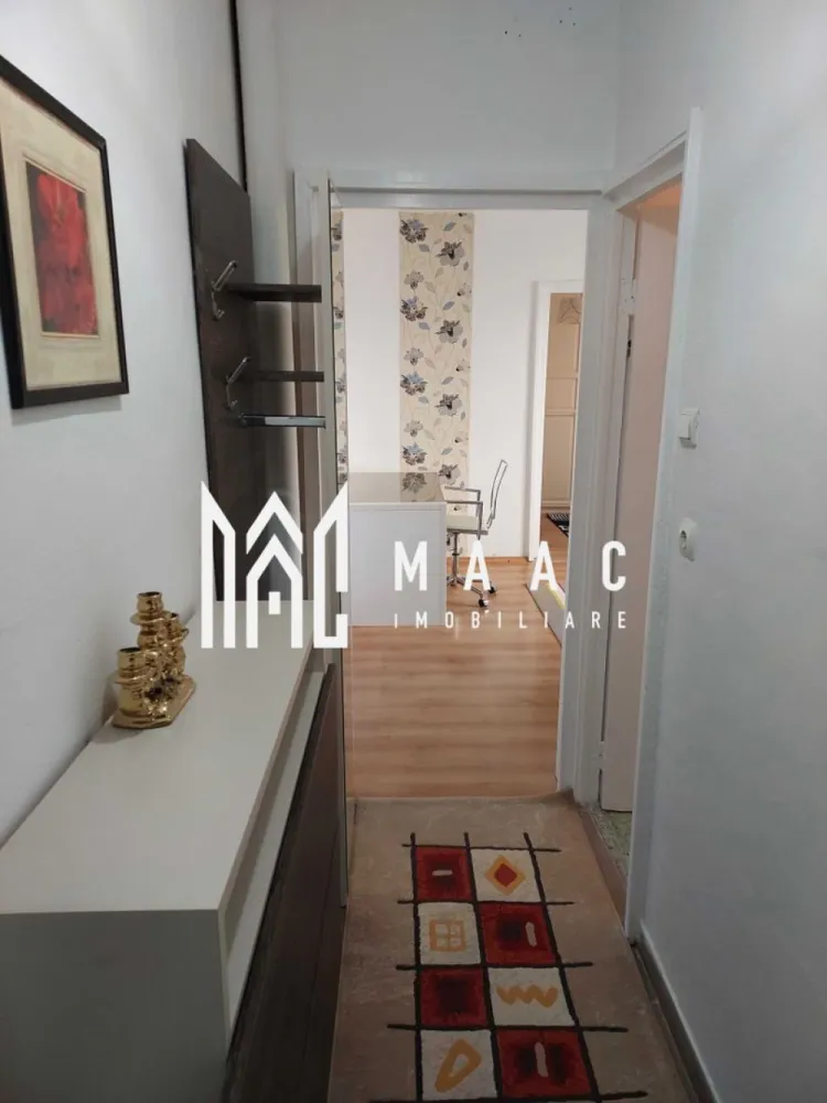 Apartament 2 camere | Etaj 2 | 38 MPU | Hipodrom 3 - MAAC Imobiliare vă propune spre închiriere un apartament cu 2 camere semidecomandate, situat în cartierul Hipodrom III, una dintre cele mai apreciate zone rezidențiale din Sibiu, datorită accesului facil către școli, grădinițe, magazine și mijloace de transport în comun.

Locuința este amplasată la etajul 2 și reprezintă o alegere potrivită pentru un cuplu, o persoană singură sau o familie care își dorește confort și acces rapid către principalele puncte de interes ale orașului.

Detalii proprietate
2 camere semidecomandate
Etaj 2
Fără balcon
Disponibil din 1 iulie 2026
Compartimentare
Living
Dormitor
Bucătărie
Baie
Hol
Avantaje locație
Situat în zona Hipodrom III
Stație de autobuz lângă bloc
Magazine de cartier în imediata apropiere
Supermarketuri și farmacii în zonă
Parc pentru copii la câteva minute de mers pe jos
Aproape de școli și grădinițe
Acces facil către facultățile din Sibiu
Conexiune rapidă către centrul orașului
Condiții de închiriere
Se închiriază doar pe termen lung (minimum 1 an)
Garanție: 300 Euro
Disponibil pentru mutare începând cu 1 iulie 2026