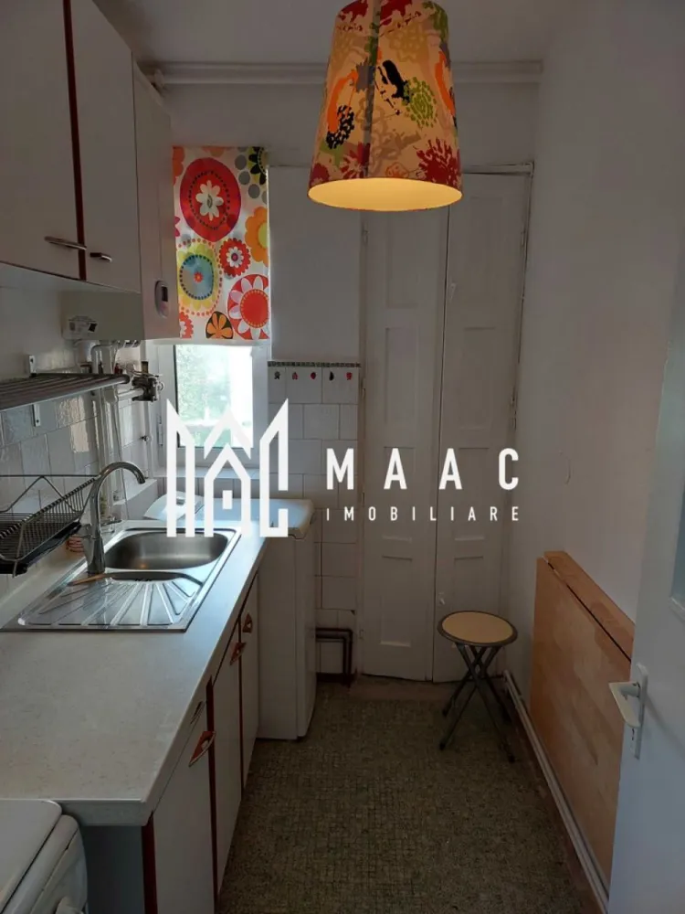 Apartament 2 camere | Etaj 2 | 38 MPU | Hipodrom 3 - MAAC Imobiliare vă propune spre închiriere un apartament cu 2 camere semidecomandate, situat în cartierul Hipodrom III, una dintre cele mai apreciate zone rezidențiale din Sibiu, datorită accesului facil către școli, grădinițe, magazine și mijloace de transport în comun.

Locuința este amplasată la etajul 2 și reprezintă o alegere potrivită pentru un cuplu, o persoană singură sau o familie care își dorește confort și acces rapid către principalele puncte de interes ale orașului.

Detalii proprietate
2 camere semidecomandate
Etaj 2
Fără balcon
Disponibil din 1 iulie 2026
Compartimentare
Living
Dormitor
Bucătărie
Baie
Hol
Avantaje locație
Situat în zona Hipodrom III
Stație de autobuz lângă bloc
Magazine de cartier în imediata apropiere
Supermarketuri și farmacii în zonă
Parc pentru copii la câteva minute de mers pe jos
Aproape de școli și grădinițe
Acces facil către facultățile din Sibiu
Conexiune rapidă către centrul orașului
Condiții de închiriere
Se închiriază doar pe termen lung (minimum 1 an)
Garanție: 300 Euro
Disponibil pentru mutare începând cu 1 iulie 2026