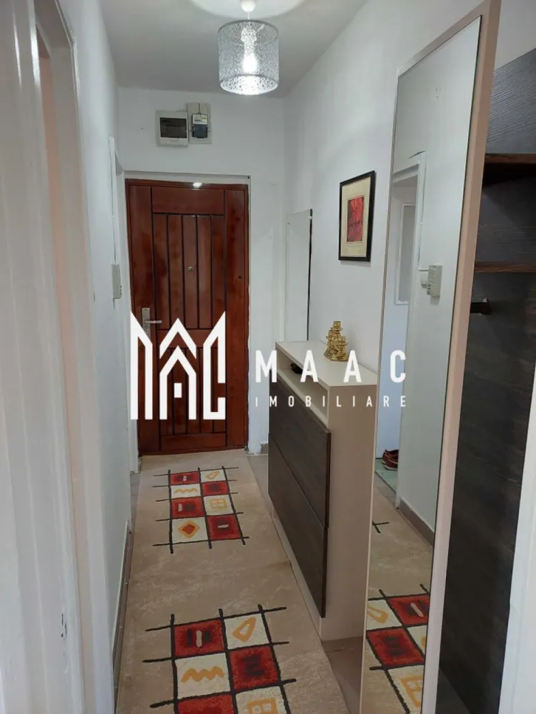 Apartament 2 camere | Etaj 2 | 38 MPU | Hipodrom 3 - MAAC Imobiliare vă propune spre închiriere un apartament cu 2 camere semidecomandate, situat în cartierul Hipodrom III, una dintre cele mai apreciate zone rezidențiale din Sibiu, datorită accesului facil către școli, grădinițe, magazine și mijloace de transport în comun.

Locuința este amplasată la etajul 2 și reprezintă o alegere potrivită pentru un cuplu, o persoană singură sau o familie care își dorește confort și acces rapid către principalele puncte de interes ale orașului.

Detalii proprietate
2 camere semidecomandate
Etaj 2
Fără balcon
Disponibil din 1 iulie 2026
Compartimentare
Living
Dormitor
Bucătărie
Baie
Hol
Avantaje locație
Situat în zona Hipodrom III
Stație de autobuz lângă bloc
Magazine de cartier în imediata apropiere
Supermarketuri și farmacii în zonă
Parc pentru copii la câteva minute de mers pe jos
Aproape de școli și grădinițe
Acces facil către facultățile din Sibiu
Conexiune rapidă către centrul orașului
Condiții de închiriere
Se închiriază doar pe termen lung (minimum 1 an)
Garanție: 300 Euro
Disponibil pentru mutare începând cu 1 iulie 2026