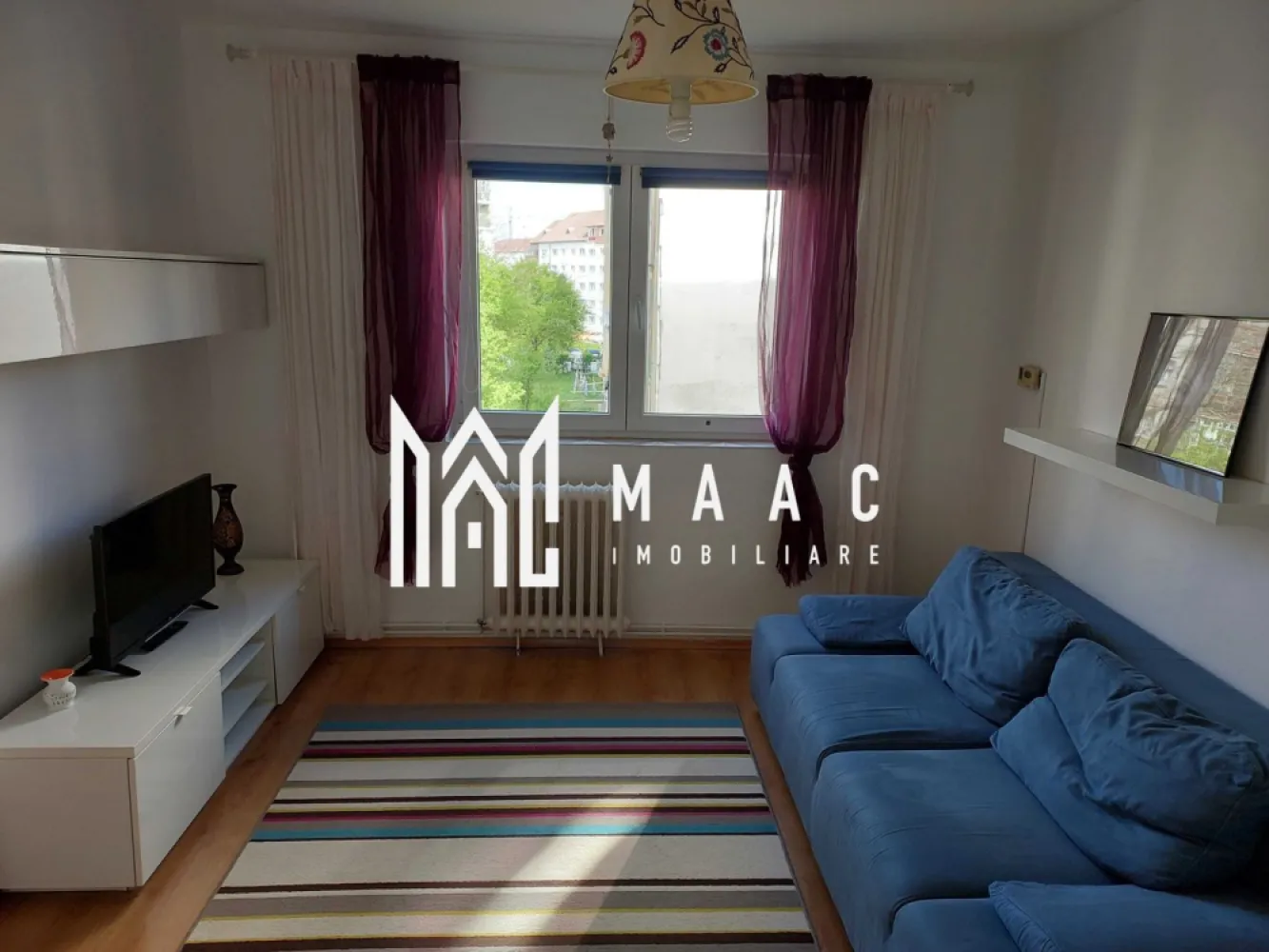 Apartament 2 camere | Etaj 2 | 38 MPU | Hipodrom 3 - MAAC Imobiliare vă propune spre închiriere un apartament cu 2 camere semidecomandate, situat în cartierul Hipodrom III, una dintre cele mai apreciate zone rezidențiale din Sibiu, datorită accesului facil către școli, grădinițe, magazine și mijloace de transport în comun.

Locuința este amplasată la etajul 2 și reprezintă o alegere potrivită pentru un cuplu, o persoană singură sau o familie care își dorește confort și acces rapid către principalele puncte de interes ale orașului.

Detalii proprietate
2 camere semidecomandate
Etaj 2
Fără balcon
Disponibil din 1 iulie 2026
Compartimentare
Living
Dormitor
Bucătărie
Baie
Hol
Avantaje locație
Situat în zona Hipodrom III
Stație de autobuz lângă bloc
Magazine de cartier în imediata apropiere
Supermarketuri și farmacii în zonă
Parc pentru copii la câteva minute de mers pe jos
Aproape de școli și grădinițe
Acces facil către facultățile din Sibiu
Conexiune rapidă către centrul orașului
Condiții de închiriere
Se închiriază doar pe termen lung (minimum 1 an)
Garanție: 300 Euro
Disponibil pentru mutare începând cu 1 iulie 2026