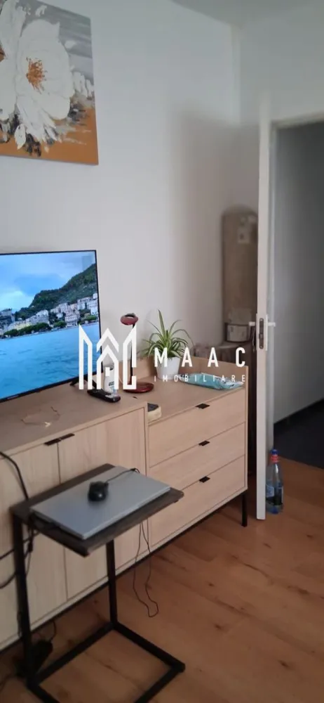 Apartament 2 camere | 44 mp | Zona Mihai Viteazu | Etajul 1 - MAAC Imobiliare vă propune spre vânzare un apartament de 2 camere, semidecomandat, cu o suprafață utilă de 44 mp, situat la etajul 1 al unui imobil bine întreținut din zona Mihai Viteazu – una dintre cele mai căutate zone din oraș, datorită accesului facil la puncte de interes, transport public, școli și centre comerciale.

Locuința este compartimentată eficient și oferă un spațiu confortabil, ideal atât pentru o familie, cât și pentru investiție (închiriere pe termen lung sau regim hotelier).

Apartamentul se vinde complet mobilat și utilat, fiind pregătit pentru mutare imediată, fără a necesita investiții suplimentare.

Caracteristici principale:

* Suprafață utilă: 44 mp
* Compartimentare: semidecomandată
* Etaj: 1
* Complet mobilat și utilat
* Zonă excelentă, cu acces rapid la toate facilitățile urbane

Avantaje:

* Ideal pentru locuință personală sau investiție
* Poziționare foarte bună
* Etaj intermediar
* Disponibil imediat

Pentru mai multe detalii sau programarea unei vizionări, nu ezitați să ne contactați!

MAAC Imobiliare – partenerul dumneavoastră de încredere în tranzacții imobiliare. Va rugam specificati CP3185748