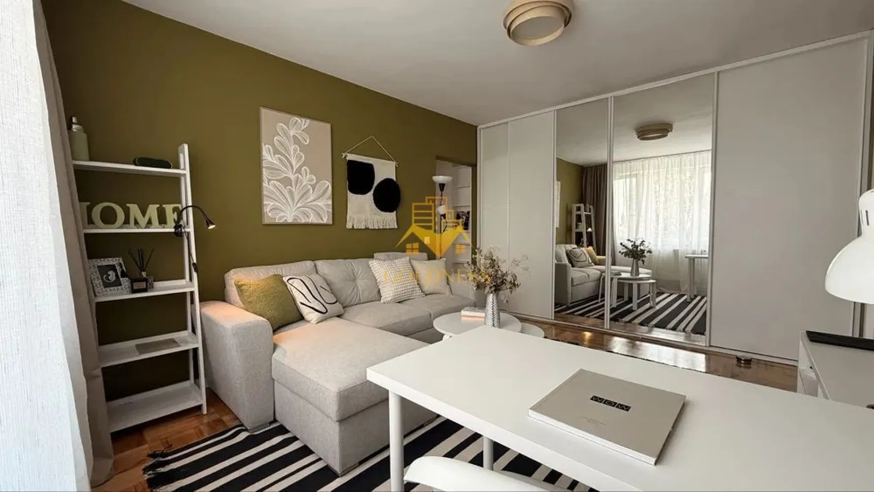 2 camere, Gheorgheni, Pta Hermes, Transylvania C., Brancusi, Albac - GOLDNESS Imobiliare vă propune spre închiriere un apartament cu 2 camere semidecomandate complet mobilat și utilat, la etajul 6 într-un imobil de 10 etaje, în Cartierul Gheorgheni, Zona Albac.
Posibilitate de parcare in zona!
Se află în apropierea stațiilor de transport în comun, magazine, restaurante, spații verzi, farmacii, etc. 

Apartamentul este compartimentat astfel:
 - dormitor cu pat matrimonial, dressing, noptiere
 - bucatarie complet utilată și mobilată, loc de servit masa 
- living cu o canapea extensibilă, dressing, comoda tv
 - baie cu dus walk in, calorifer port prosop și dulap pentru depozitare.
 - balcon inchis de 4 mp.

Imobilul este dotat cu toate cele necesare- centrală proprie, frigider, aragaz, hotă, mașină de spălat haine, masina de spalat vase, etc. 

Dacă sunteți interesați de acest apartament și doriți să îl vizionați, dar și pentru alte oferte nu ezitați să ne contactați telefonic sau prin e-mail. Vă stăm la dispoziție!

Pentru intermediere se percepe un comision de 50% din prețul chiriei!