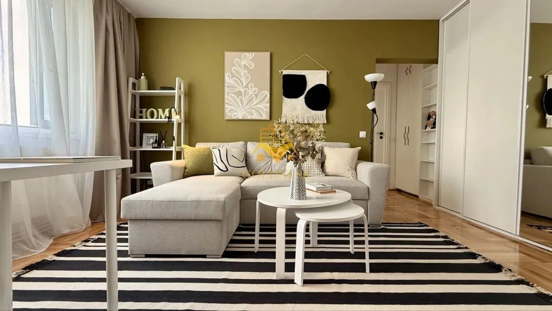 2 camere, Gheorgheni, Pta Hermes, Transylvania C., Brancusi, Albac - GOLDNESS Imobiliare vă propune spre închiriere un apartament cu 2 camere semidecomandate complet mobilat și utilat, la etajul 6 într-un imobil de 10 etaje, în Cartierul Gheorgheni, Zona Albac.
Posibilitate de parcare in zona!
Se află în apropierea stațiilor de transport în comun, magazine, restaurante, spații verzi, farmacii, etc. 

Apartamentul este compartimentat astfel:
 - dormitor cu pat matrimonial, dressing, noptiere
 - bucatarie complet utilată și mobilată, loc de servit masa 
- living cu o canapea extensibilă, dressing, comoda tv
 - baie cu dus walk in, calorifer port prosop și dulap pentru depozitare.
 - balcon inchis de 4 mp.

Imobilul este dotat cu toate cele necesare- centrală proprie, frigider, aragaz, hotă, mașină de spălat haine, masina de spalat vase, etc. 

Dacă sunteți interesați de acest apartament și doriți să îl vizionați, dar și pentru alte oferte nu ezitați să ne contactați telefonic sau prin e-mail. Vă stăm la dispoziție!

Pentru intermediere se percepe un comision de 50% din prețul chiriei!