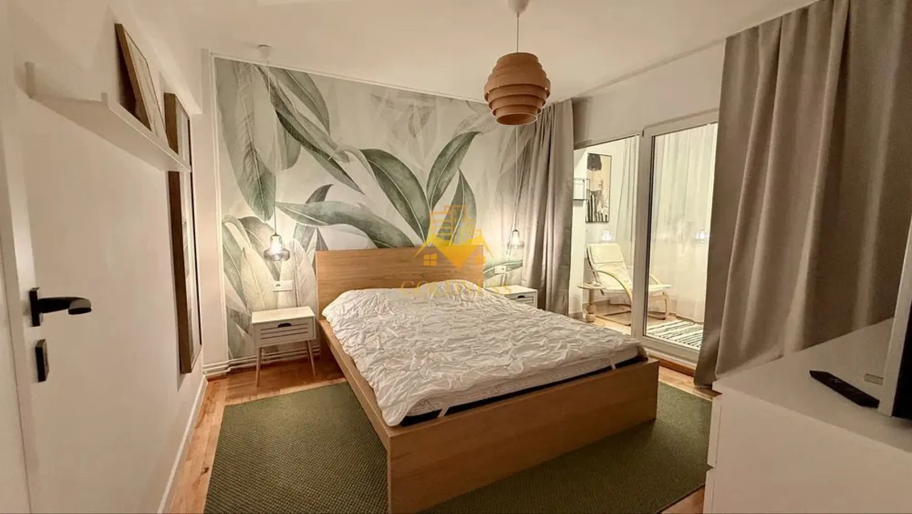 2 camere, Gheorgheni, Pta Hermes, Transylvania C., Brancusi, Albac - GOLDNESS Imobiliare vă propune spre închiriere un apartament cu 2 camere semidecomandate complet mobilat și utilat, la etajul 6 într-un imobil de 10 etaje, în Cartierul Gheorgheni, Zona Albac.
Posibilitate de parcare in zona!
Se află în apropierea stațiilor de transport în comun, magazine, restaurante, spații verzi, farmacii, etc. 

Apartamentul este compartimentat astfel:
 - dormitor cu pat matrimonial, dressing, noptiere
 - bucatarie complet utilată și mobilată, loc de servit masa 
- living cu o canapea extensibilă, dressing, comoda tv
 - baie cu dus walk in, calorifer port prosop și dulap pentru depozitare.
 - balcon inchis de 4 mp.

Imobilul este dotat cu toate cele necesare- centrală proprie, frigider, aragaz, hotă, mașină de spălat haine, masina de spalat vase, etc. 

Dacă sunteți interesați de acest apartament și doriți să îl vizionați, dar și pentru alte oferte nu ezitați să ne contactați telefonic sau prin e-mail. Vă stăm la dispoziție!

Pentru intermediere se percepe un comision de 50% din prețul chiriei!
