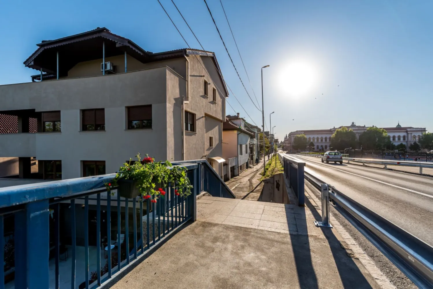 Apartament tip casă | 3 camere & curte | zona Colegiului Moise Nicoară - Echilibrul perfect între dinamismul orașului și intimitatea unei case.

Vă propunem spre vânzare o proprietate rară pe piața din Arad: un apartament de tip casă situat în zona Ultracentrală, care îmbină eleganța arhitecturii urbane cu privilegiul unei curți private. Este locuința ideală pentru o familie care își dorește ca „acasă” să însemne atât confort interior, cât și spațiu de joacă sau relaxare în aer liber.

Compartimentare și Detalii Tehnice:
- 3 camere luminoase: Ideale pentru living, dormitor matrimonial și cameră pentru copii sau birou.
- bucătărie închisă: perfectă pentru cei care gătesc și apreciază separarea spațiilor.
- 2 băi: un confort esențial pentru o familie modernă.
- spațiu de depozitare (demisol): ideal pentru biciclete, anvelope sau obiecte sezoniere.
- curte privată: un spațiu exterior rar întâlnit în zona zero a orașului.

Proprietatea este situată într-una dintre cele mai râvnite zone ale Aradului, oferind acces imediat la:
Parcul Copiilor & Malul Mureșului: pentru plimbări zilnice și sport în aer liber.
Autograph Collection by Marriott: un vecin de prestigiu care ridică valoarea zonei.
Centrul orașului: restaurante, cafenele, școli de elită și instituții administrative.

De ce să alegi această proprietate?
Spre deosebire de un apartament clasic la bloc, aici beneficiezi de independență și de acel sentiment de „acasă la curte”, fără a renunța la avantajele locuirii în centru. Este o investiție sigură, atât pentru locuit, cât și pentru segmentul de închirieri premium (Regim Hotelier/Booking).

155.000 € | COMISION 0%
Contact: Sebastian Nica 0722 252 639