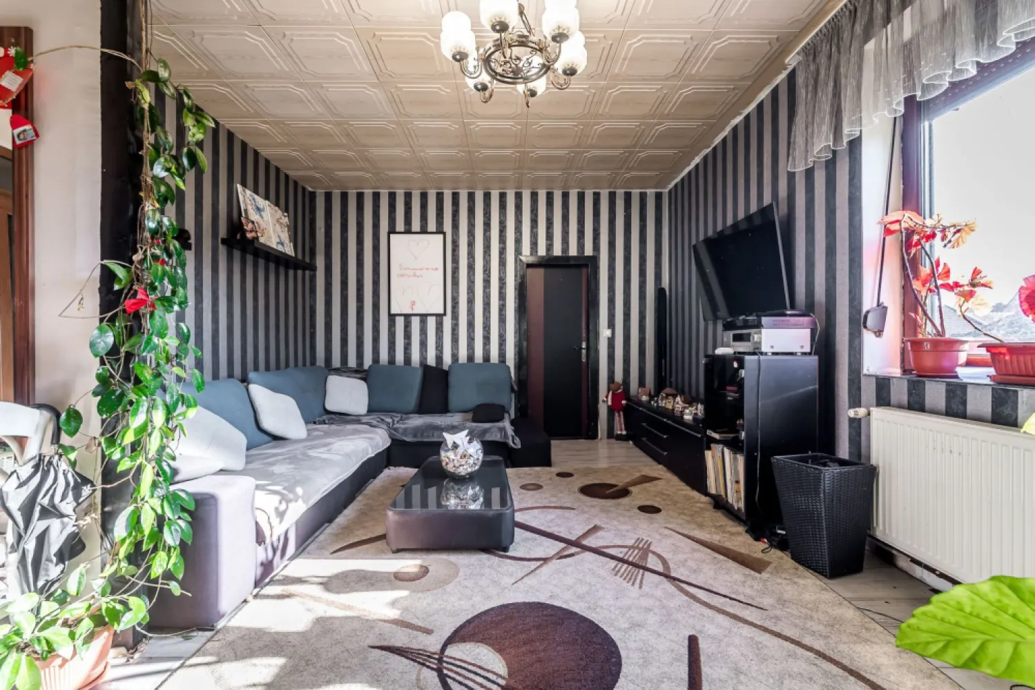 Apartament tip casă | 3 camere & curte | zona Colegiului Moise Nicoară - Echilibrul perfect între dinamismul orașului și intimitatea unei case.

Vă propunem spre vânzare o proprietate rară pe piața din Arad: un apartament de tip casă situat în zona Ultracentrală, care îmbină eleganța arhitecturii urbane cu privilegiul unei curți private. Este locuința ideală pentru o familie care își dorește ca „acasă” să însemne atât confort interior, cât și spațiu de joacă sau relaxare în aer liber.

Compartimentare și Detalii Tehnice:
- 3 camere luminoase: Ideale pentru living, dormitor matrimonial și cameră pentru copii sau birou.
- bucătărie închisă: perfectă pentru cei care gătesc și apreciază separarea spațiilor.
- 2 băi: un confort esențial pentru o familie modernă.
- spațiu de depozitare (demisol): ideal pentru biciclete, anvelope sau obiecte sezoniere.
- curte privată: un spațiu exterior rar întâlnit în zona zero a orașului.

Proprietatea este situată într-una dintre cele mai râvnite zone ale Aradului, oferind acces imediat la:
Parcul Copiilor & Malul Mureșului: pentru plimbări zilnice și sport în aer liber.
Autograph Collection by Marriott: un vecin de prestigiu care ridică valoarea zonei.
Centrul orașului: restaurante, cafenele, școli de elită și instituții administrative.

De ce să alegi această proprietate?
Spre deosebire de un apartament clasic la bloc, aici beneficiezi de independență și de acel sentiment de „acasă la curte”, fără a renunța la avantajele locuirii în centru. Este o investiție sigură, atât pentru locuit, cât și pentru segmentul de închirieri premium (Regim Hotelier/Booking).

155.000 € | COMISION 0%
Contact: Sebastian Nica 0722 252 639