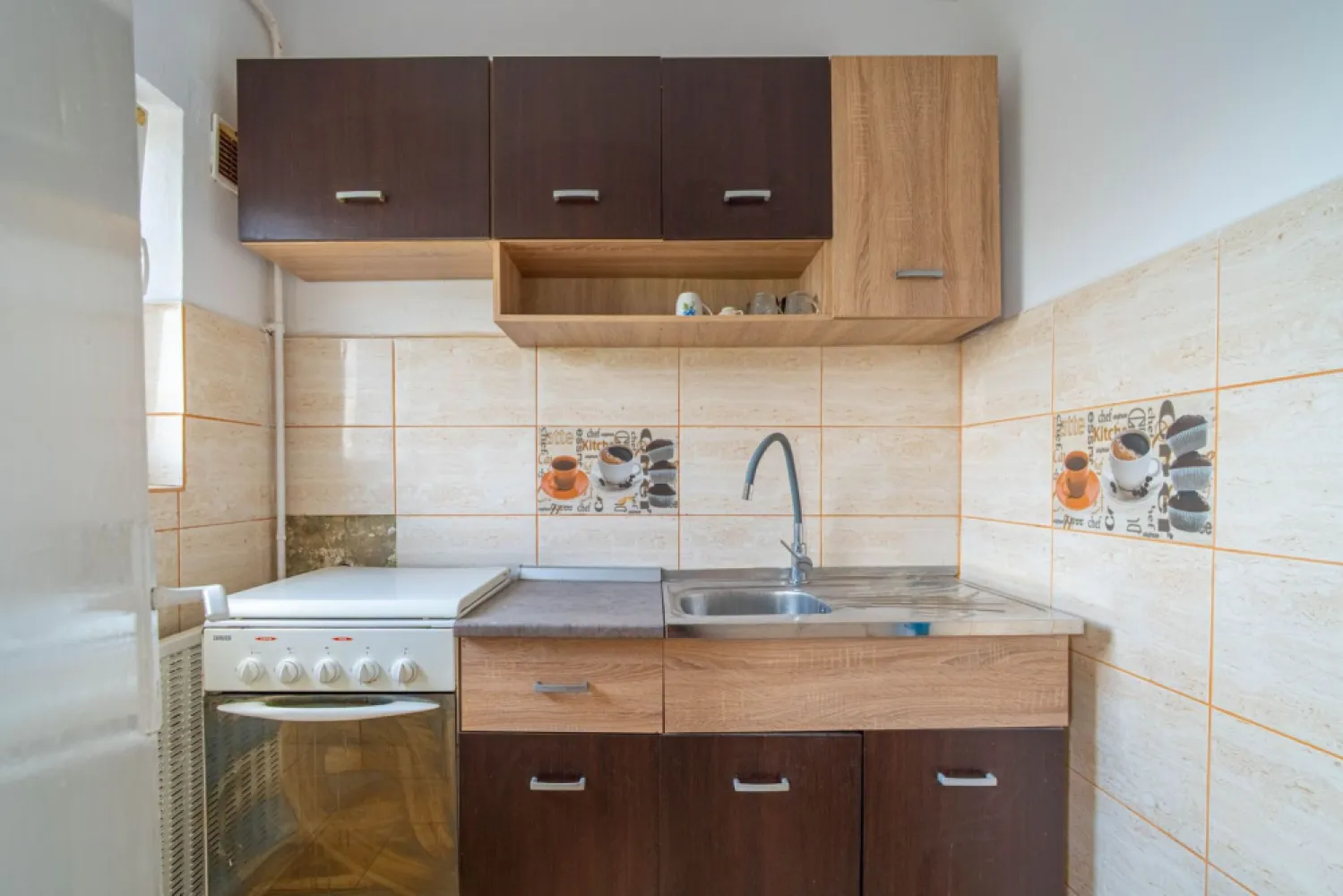 Apartament 1 cameră, Zonă Confecții - Arad - Apartament cu o cameră, 45 mp, în zona Confecții - Lângă Universitate.
Datorită poziționării excelente în proximitatea polului universitar, proprietatea reprezintă o oportunitate ideală pentru investiție (închiriere imediată) sau pentru locuință personală.

Specificații Tehnice & Compartimentare:
• Suprafață: 45 mp (conform C.F.);
• Etaj: 4 din 4;
• Compartimentare: Cameră de zi, bucătărie separată, baie cu aerisire și hol;
• Sistem Încălzire: Termoficare (CET);
• Dotări: Se vinde complet mobilat, permițând ocuparea imediată.

Avantaje și Localizare:
• Randament Investițional: Situat la doar câteva minute de Universitatea „Vasile Goldiș", apartamentul are un potențial de închiriere ridicat pe tot parcursul anului;
• Facilități în zonă: Acces rapid la transport în comun, supermarketuri și zone verzi.

Preț nou: 43.000 Euro;
Disponibilitate: Imediată.

Pentru informații suplimentare sau pentru a programa o vizionare, vă stau la dispoziție!
📞 Contact: 0742267773 
Andreea Szuchanszki consultant imobiliar

Nu dispui de toată suma? Te ajutăm noi gratuit! Îți obținem oferte de la 16 bănci
Ai o proprietate de vânzare în Arad și vrei să știi cât valorează cu adevărat?
Sună-mă pentru o evaluare GRATUITĂ!

Birou: ACASĂ | Agenție imobiliară Arad
Adresă: Bulevardul Decebal 2, Arad 310133