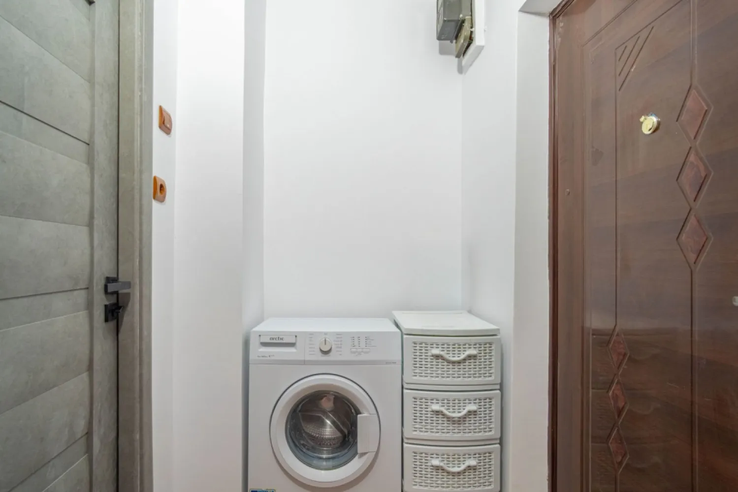 Apartament 1 cameră, Zonă Confecții - Arad - Apartament cu o cameră, 45 mp, în zona Confecții - Lângă Universitate.
Datorită poziționării excelente în proximitatea polului universitar, proprietatea reprezintă o oportunitate ideală pentru investiție (închiriere imediată) sau pentru locuință personală.

Specificații Tehnice & Compartimentare:
• Suprafață: 45 mp (conform C.F.);
• Etaj: 4 din 4;
• Compartimentare: Cameră de zi, bucătărie separată, baie cu aerisire și hol;
• Sistem Încălzire: Termoficare (CET);
• Dotări: Se vinde complet mobilat, permițând ocuparea imediată.

Avantaje și Localizare:
• Randament Investițional: Situat la doar câteva minute de Universitatea „Vasile Goldiș", apartamentul are un potențial de închiriere ridicat pe tot parcursul anului;
• Facilități în zonă: Acces rapid la transport în comun, supermarketuri și zone verzi.

Preț nou: 43.000 Euro;
Disponibilitate: Imediată.

Pentru informații suplimentare sau pentru a programa o vizionare, vă stau la dispoziție!
📞 Contact: 0742267773 
Andreea Szuchanszki consultant imobiliar

Nu dispui de toată suma? Te ajutăm noi gratuit! Îți obținem oferte de la 16 bănci
Ai o proprietate de vânzare în Arad și vrei să știi cât valorează cu adevărat?
Sună-mă pentru o evaluare GRATUITĂ!

Birou: ACASĂ | Agenție imobiliară Arad
Adresă: Bulevardul Decebal 2, Arad 310133