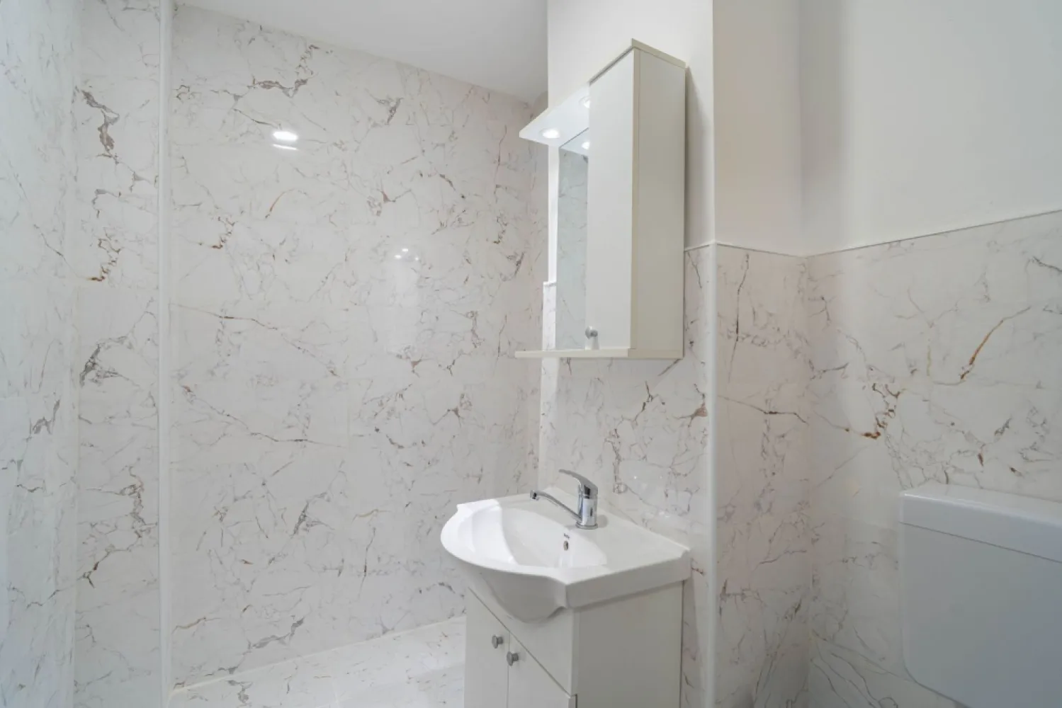 Apartament 1 cameră, Zonă Confecții - Arad - Apartament cu o cameră, 45 mp, în zona Confecții - Lângă Universitate.
Datorită poziționării excelente în proximitatea polului universitar, proprietatea reprezintă o oportunitate ideală pentru investiție (închiriere imediată) sau pentru locuință personală.

Specificații Tehnice & Compartimentare:
• Suprafață: 45 mp (conform C.F.);
• Etaj: 4 din 4;
• Compartimentare: Cameră de zi, bucătărie separată, baie cu aerisire și hol;
• Sistem Încălzire: Termoficare (CET);
• Dotări: Se vinde complet mobilat, permițând ocuparea imediată.

Avantaje și Localizare:
• Randament Investițional: Situat la doar câteva minute de Universitatea „Vasile Goldiș", apartamentul are un potențial de închiriere ridicat pe tot parcursul anului;
• Facilități în zonă: Acces rapid la transport în comun, supermarketuri și zone verzi.

Preț nou: 43.000 Euro;
Disponibilitate: Imediată.

Pentru informații suplimentare sau pentru a programa o vizionare, vă stau la dispoziție!
📞 Contact: 0742267773 
Andreea Szuchanszki consultant imobiliar

Nu dispui de toată suma? Te ajutăm noi gratuit! Îți obținem oferte de la 16 bănci
Ai o proprietate de vânzare în Arad și vrei să știi cât valorează cu adevărat?
Sună-mă pentru o evaluare GRATUITĂ!

Birou: ACASĂ | Agenție imobiliară Arad
Adresă: Bulevardul Decebal 2, Arad 310133