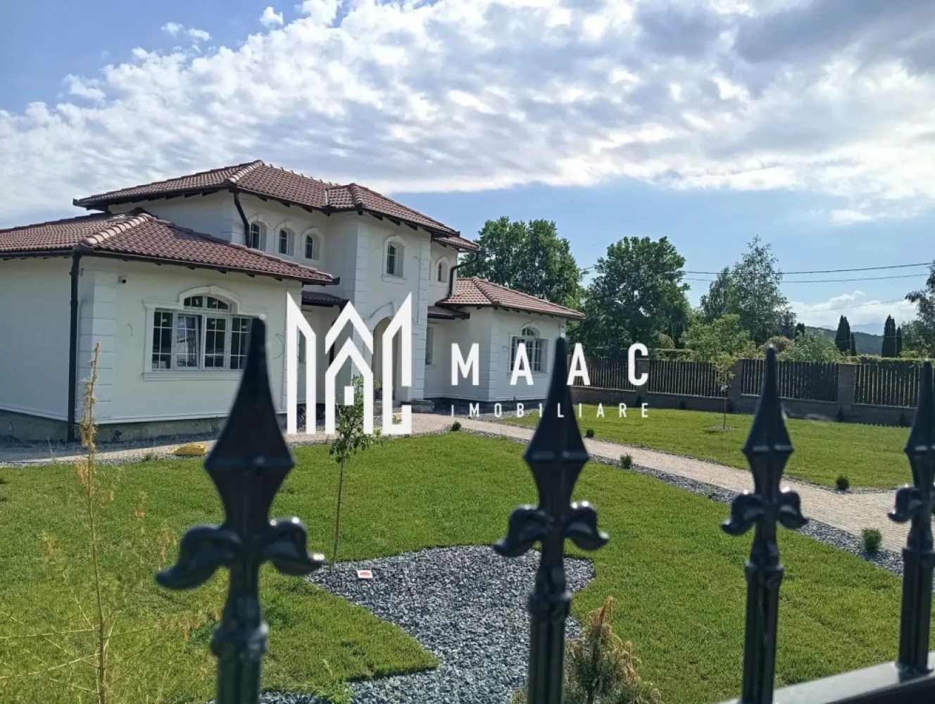 Casa stil mediteranian 4 dormitoare 800 mp teren Tocile - COMISION 0 ! Direct DEZVOLTATOR !

Amplasată pe un teren generos de 800 mp, această casă se remarcă prin designul său primitor și finisajele premium, fiind disponibilă la vânzare cu predare la cheie interior si exterior pregătită pentru a-și întâmpina noii proprietari.

Parterul, cu o suprafață utilă de 140 mp, este inteligent compartimentat și cuprinde: bucătărie spațioasă, cămară, living luminos, 3 dormitoare, 2 băi și vestibul. Spațiile sunt puse în valoare de ferestrele mari tip termopan, care oferă lumină naturală din plin și creează o atmosferă caldă și aerisită. Finisajele sunt de înaltă calitate, incluzând gresie, faianță, travertin și parchet din lemn masiv, iar șemineul din living adaugă un plus de confort și eleganță.

Etajul, cu o suprafață de 50 mp, oferă un spațiu intim, compus dintr-un dormitor și o baie, ideal pentru oaspeți sau ca zonă privată.

La exterior, proprietatea dispune de o terasă generoasă de 40 mp, parțial acoperită pentru zona de barbeque si relaxare. Curtea oferă acces facil prin poartă electrică, iar carportul asigură protecția autoturismului.

Din punct de vedere tehnic, locuința beneficiază de izolație exterioară eficientă, centrală termică pe gaz cu calorifere și sistem de supraveghere video, oferind un nivel ridicat de confort și siguranță.

Pentru mai multe detalii specificati CP3024328 .