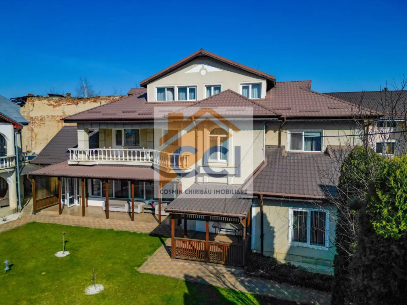 Proprietate exclusivistă ultracentrală -eleganță, spațiu și rafinament - Se ofera spre vanzare Proprietate exclusivistă ultracentrală — eleganță, spațiu și rafinament!
Disponibilă spre vânzare sau închiriere, această proprietate remarcabilă este situată într-una dintre cele mai prestigioase zone ale municipiului Bacău — strada Nicolae Titulescu — oferind acces rapid către centrul orașului, instituții, zone comerciale și puncte de interes major.

Amplasată pe un teren generos de aproximativ 400 mp, vila impresionează prin arhitectură solidă, volumetrie elegantă și compartimentare ideală pentru o reședință de familie sau sediu reprezentativ. Regimul de înălțime P+1+M oferă spații ample, luminoase și perfect funcționale.

Interiorul este compus din:
* living spectaculos, ideal pentru recepții sau momente de relaxare
* 5 dormitoare spațioase
* bucătărie complet mobilată și utilată
* 2 birouri — perfecte pentru activități executive sau profesii liberale
* sală de fitness proprie
* dressing generos
* 3 băi elegante
* terasă și dependințe

Construită din cărămidă în anul 1998 și complet modernizată în 2018, proprietatea beneficiază de finisaje de calitate, izolație exterioară, centrală termică proprie, tâmplărie PVC și se predă complet mobilată și utilată, gata pentru utilizare imediată.

Această reședință reprezintă alegerea ideală pentru cei care apreciază confortul, discreția și poziționarea premium în inima orașului.

Preț închiriere: 2.500 €/lună (negociabil)

 Vizionarea se realizează exclusiv pe bază de programare prealabilă.