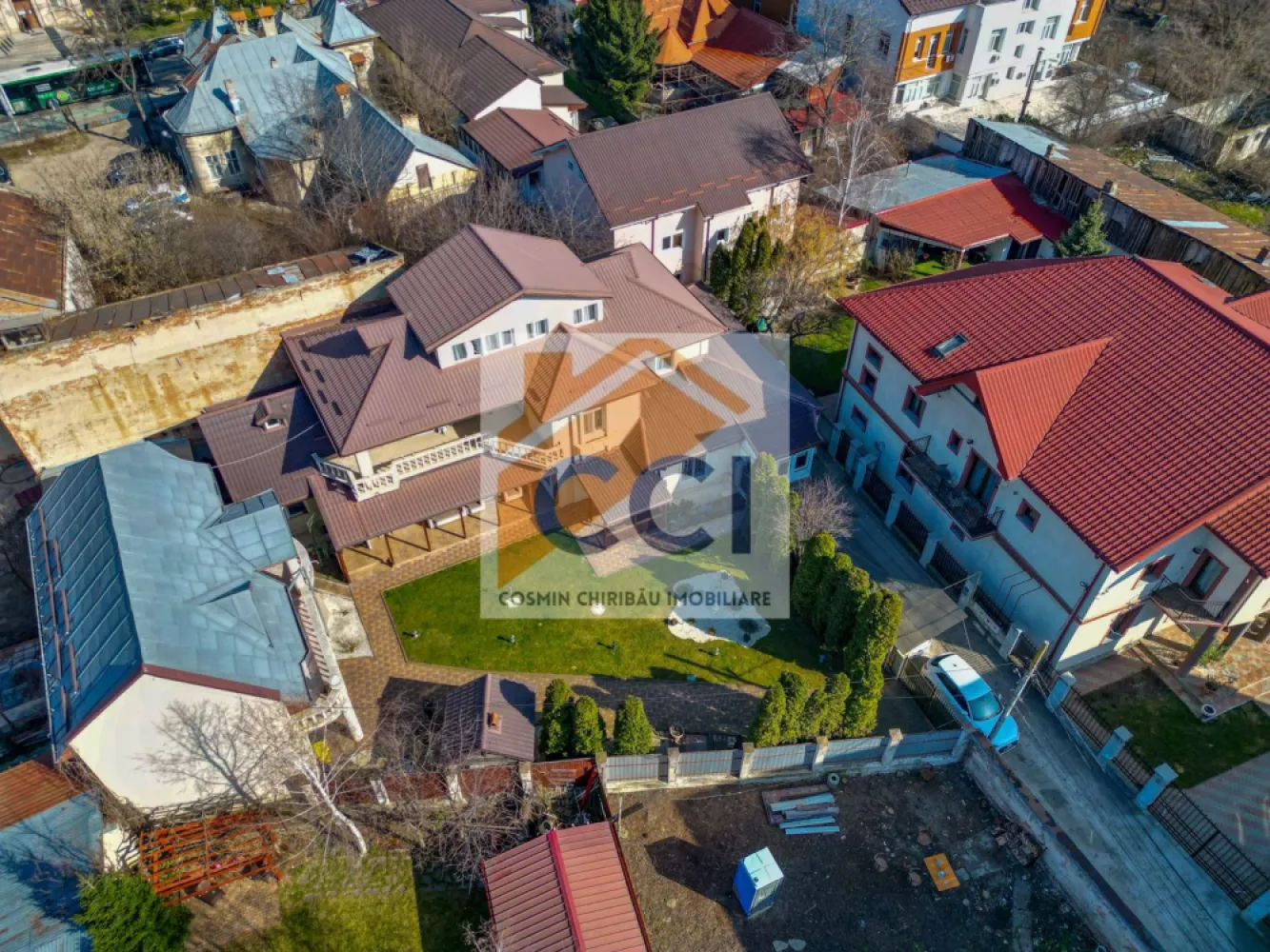 Proprietate exclusivistă ultracentrală -eleganță, spațiu și rafinament - Se ofera spre vanzare Proprietate exclusivistă ultracentrală — eleganță, spațiu și rafinament!
Disponibilă spre vânzare sau închiriere, această proprietate remarcabilă este situată într-una dintre cele mai prestigioase zone ale municipiului Bacău — strada Nicolae Titulescu — oferind acces rapid către centrul orașului, instituții, zone comerciale și puncte de interes major.

Amplasată pe un teren generos de aproximativ 400 mp, vila impresionează prin arhitectură solidă, volumetrie elegantă și compartimentare ideală pentru o reședință de familie sau sediu reprezentativ. Regimul de înălțime P+1+M oferă spații ample, luminoase și perfect funcționale.

Interiorul este compus din:
* living spectaculos, ideal pentru recepții sau momente de relaxare
* 5 dormitoare spațioase
* bucătărie complet mobilată și utilată
* 2 birouri — perfecte pentru activități executive sau profesii liberale
* sală de fitness proprie
* dressing generos
* 3 băi elegante
* terasă și dependințe

Construită din cărămidă în anul 1998 și complet modernizată în 2018, proprietatea beneficiază de finisaje de calitate, izolație exterioară, centrală termică proprie, tâmplărie PVC și se predă complet mobilată și utilată, gata pentru utilizare imediată.

Această reședință reprezintă alegerea ideală pentru cei care apreciază confortul, discreția și poziționarea premium în inima orașului.

Preț închiriere: 2.500 €/lună (negociabil)

 Vizionarea se realizează exclusiv pe bază de programare prealabilă.