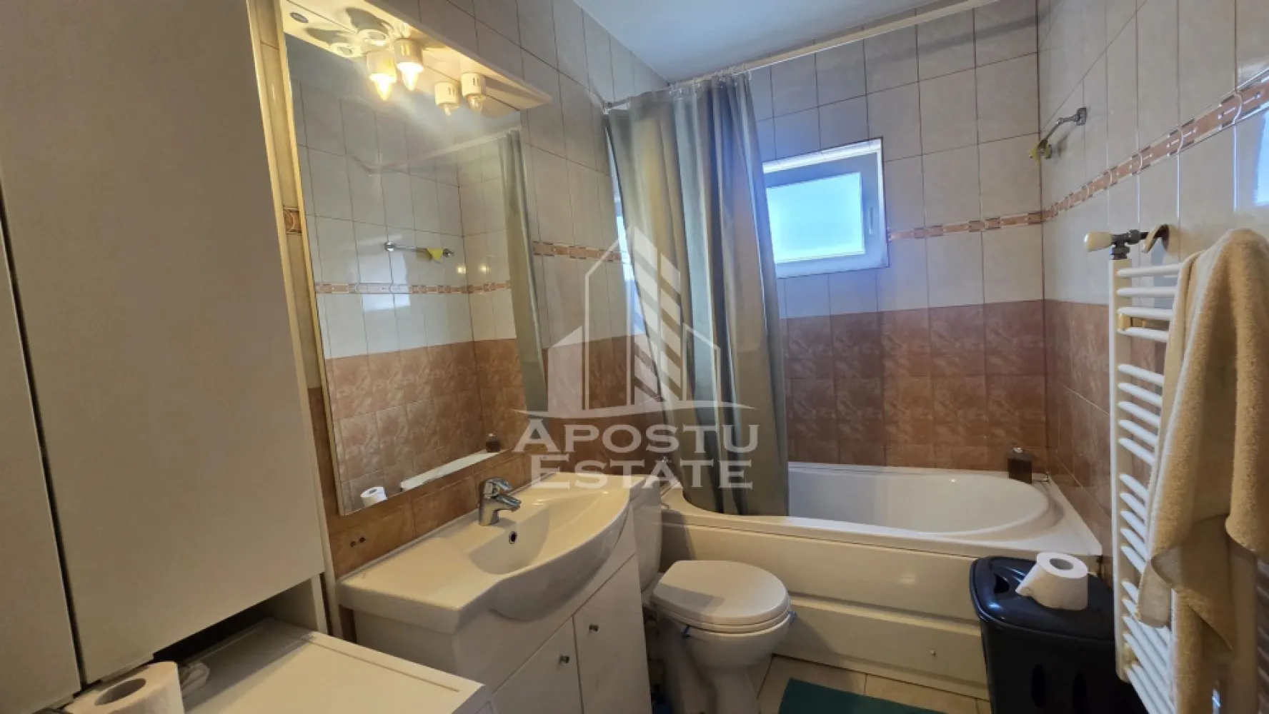 Apartament de vanzare cu 3 camere, bloc nou, centrala proprie,Aradului - APOSTU ESTATE va ofera spre vanzare un apartament cu 3 camere, situat la parterul unui imobil construit in anul 2009, cu 6 etaje, izolat termic la exterior. 

Imobil cu spatiu verde de jur imprejur si loc de joaca pentru copii.
Zona Aradului, in imediata apropiere a numeroase puncte de interes. 
La doar 2 km distanta fata de Iulius Mall Timisoara.

Ideal pentru o familie sau pentru investitie datorita compartimentarii practice si a starii foarte bune de intretinere.

Apartamentul beneficiaza de o compartimentare moderna, fiind compus din living open space cu bucataria, doua dormitoare, baie, hol si un dressing generos de aproximativ 5 mp. Un avantaj important al proprietatii este faptul ca dressingul poate fi transformat cu usurinta intr-o a doua baie, oferind astfel un plus de confort si functionalitate.

Locuinta se vinde complet mobilata si utilata, exact ca in imagini, insa la cererea viitorului proprietar poate fi eliberata.

 Finisajele sunt de buna calitate, iar apartamentul este pregatit pentru mutare imediata.

Confortul termic este asigurat prin centrala proprie pe gaz si sistem de incalzire prin calorifere. Proprietatea beneficiaza de tamplarie PVC cu geamuri termopan, rulouri la toate ferestrele si multiple spatii de depozitare.

Imobilul este bine intretinut, iar izolatia exterioara contribuie la eficienta energetica si la costuri reduse de intretinere.

 Apartamentul reprezinta o alegere excelenta pentru cei care cauta o locuinta spatioasa, cu centrala proprie, finisaje de calitate si posibilitate de recompartimentare.

Disponibil imediat.

APOSTU ESTATE va ofera consultanta bancara gratuita si solutii financiare personalizate prin intermediul colaboratorilor nostri, pentru alegerea celui mai potrivit tip de credit.

Va asteptam cu drag la o vizionare.