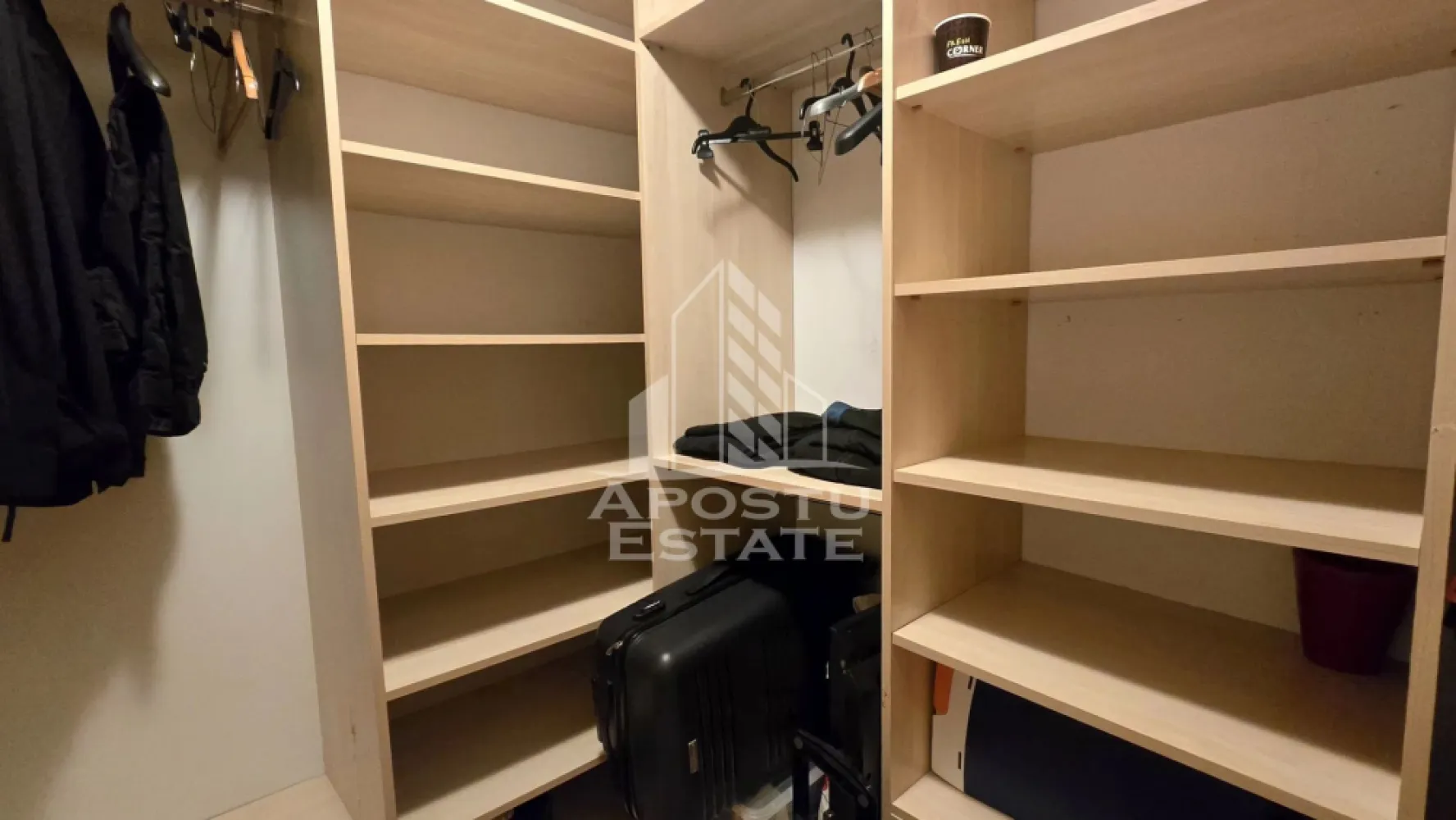 Apartament de vanzare cu 3 camere, bloc nou, centrala proprie,Aradului - APOSTU ESTATE va ofera spre vanzare un apartament cu 3 camere, situat la parterul unui imobil construit in anul 2009, cu 6 etaje, izolat termic la exterior. 

Imobil cu spatiu verde de jur imprejur si loc de joaca pentru copii.
Zona Aradului, in imediata apropiere a numeroase puncte de interes. 
La doar 2 km distanta fata de Iulius Mall Timisoara.

Ideal pentru o familie sau pentru investitie datorita compartimentarii practice si a starii foarte bune de intretinere.

Apartamentul beneficiaza de o compartimentare moderna, fiind compus din living open space cu bucataria, doua dormitoare, baie, hol si un dressing generos de aproximativ 5 mp. Un avantaj important al proprietatii este faptul ca dressingul poate fi transformat cu usurinta intr-o a doua baie, oferind astfel un plus de confort si functionalitate.

Locuinta se vinde complet mobilata si utilata, exact ca in imagini, insa la cererea viitorului proprietar poate fi eliberata.

 Finisajele sunt de buna calitate, iar apartamentul este pregatit pentru mutare imediata.

Confortul termic este asigurat prin centrala proprie pe gaz si sistem de incalzire prin calorifere. Proprietatea beneficiaza de tamplarie PVC cu geamuri termopan, rulouri la toate ferestrele si multiple spatii de depozitare.

Imobilul este bine intretinut, iar izolatia exterioara contribuie la eficienta energetica si la costuri reduse de intretinere.

 Apartamentul reprezinta o alegere excelenta pentru cei care cauta o locuinta spatioasa, cu centrala proprie, finisaje de calitate si posibilitate de recompartimentare.

Disponibil imediat.

APOSTU ESTATE va ofera consultanta bancara gratuita si solutii financiare personalizate prin intermediul colaboratorilor nostri, pentru alegerea celui mai potrivit tip de credit.

Va asteptam cu drag la o vizionare.
