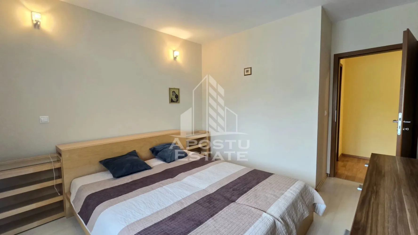 Apartament de vanzare cu 3 camere, bloc nou, centrala proprie,Aradului - APOSTU ESTATE va ofera spre vanzare un apartament cu 3 camere, situat la parterul unui imobil construit in anul 2009, cu 6 etaje, izolat termic la exterior. 

Imobil cu spatiu verde de jur imprejur si loc de joaca pentru copii.
Zona Aradului, in imediata apropiere a numeroase puncte de interes. 
La doar 2 km distanta fata de Iulius Mall Timisoara.

Ideal pentru o familie sau pentru investitie datorita compartimentarii practice si a starii foarte bune de intretinere.

Apartamentul beneficiaza de o compartimentare moderna, fiind compus din living open space cu bucataria, doua dormitoare, baie, hol si un dressing generos de aproximativ 5 mp. Un avantaj important al proprietatii este faptul ca dressingul poate fi transformat cu usurinta intr-o a doua baie, oferind astfel un plus de confort si functionalitate.

Locuinta se vinde complet mobilata si utilata, exact ca in imagini, insa la cererea viitorului proprietar poate fi eliberata.

 Finisajele sunt de buna calitate, iar apartamentul este pregatit pentru mutare imediata.

Confortul termic este asigurat prin centrala proprie pe gaz si sistem de incalzire prin calorifere. Proprietatea beneficiaza de tamplarie PVC cu geamuri termopan, rulouri la toate ferestrele si multiple spatii de depozitare.

Imobilul este bine intretinut, iar izolatia exterioara contribuie la eficienta energetica si la costuri reduse de intretinere.

 Apartamentul reprezinta o alegere excelenta pentru cei care cauta o locuinta spatioasa, cu centrala proprie, finisaje de calitate si posibilitate de recompartimentare.

Disponibil imediat.

APOSTU ESTATE va ofera consultanta bancara gratuita si solutii financiare personalizate prin intermediul colaboratorilor nostri, pentru alegerea celui mai potrivit tip de credit.

Va asteptam cu drag la o vizionare.