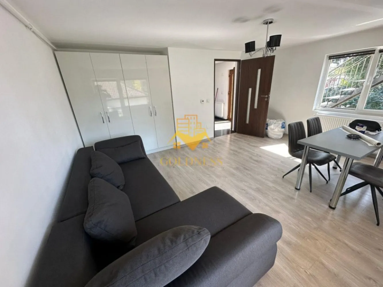 2 camere, Marasti, Teleorman, Zona Ira, FSEGA, UAD, ROSA - GOLDNESS Imobiliare vă propune spre închiriere un apartament cu 2 camere complet mobilat și utilat, la etajul 1 într-un imobil de 4 etaje, în Cartierul Marasti.
Posibilitate de parcare in zona! 
Se află în apropierea stațiilor de transport în comun, magazine, restaurante, spații verzi, farmacii, etc.

Apartamentul este compartimentat astfel:
- dormitor cu pat matrimonial, dressing, noptiere
- dormito cu canapea extensibila, dulap, loc de servit masa
- bucatarie complet utilată și mobilată
- baie cu cada, calorifer port prosop și dulap pentru depozitare.
- doua balcoane a cate 5 mp.

Imobilul este dotat cu toate cele necesare- centrală proprie, frigider, aragaz, hotă, mașină de spălat haine, etc.

Dacă sunteți interesați de acest apartament și doriți să îl vizionați, dar și pentru alte oferte nu ezitați să ne contactați telefonic sau prin e-mail. Vă stăm la dispoziție!
Pentru intermediere se percepe un comision de 50% din prețul chiriei!