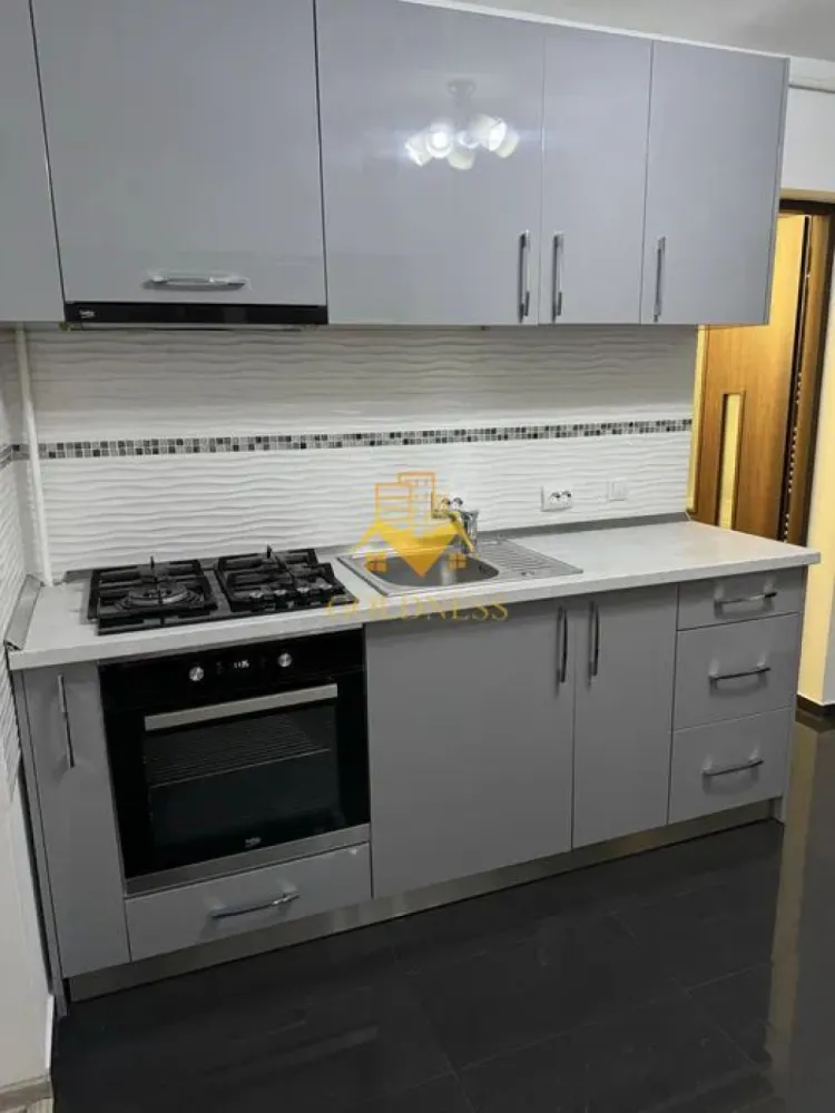 2 camere, Marasti, Teleorman, Zona Ira, FSEGA, UAD, ROSA - GOLDNESS Imobiliare vă propune spre închiriere un apartament cu 2 camere complet mobilat și utilat, la etajul 1 într-un imobil de 4 etaje, în Cartierul Marasti.
Posibilitate de parcare in zona! 
Se află în apropierea stațiilor de transport în comun, magazine, restaurante, spații verzi, farmacii, etc.

Apartamentul este compartimentat astfel:
- dormitor cu pat matrimonial, dressing, noptiere
- dormito cu canapea extensibila, dulap, loc de servit masa
- bucatarie complet utilată și mobilată
- baie cu cada, calorifer port prosop și dulap pentru depozitare.
- doua balcoane a cate 5 mp.

Imobilul este dotat cu toate cele necesare- centrală proprie, frigider, aragaz, hotă, mașină de spălat haine, etc.

Dacă sunteți interesați de acest apartament și doriți să îl vizionați, dar și pentru alte oferte nu ezitați să ne contactați telefonic sau prin e-mail. Vă stăm la dispoziție!
Pentru intermediere se percepe un comision de 50% din prețul chiriei!