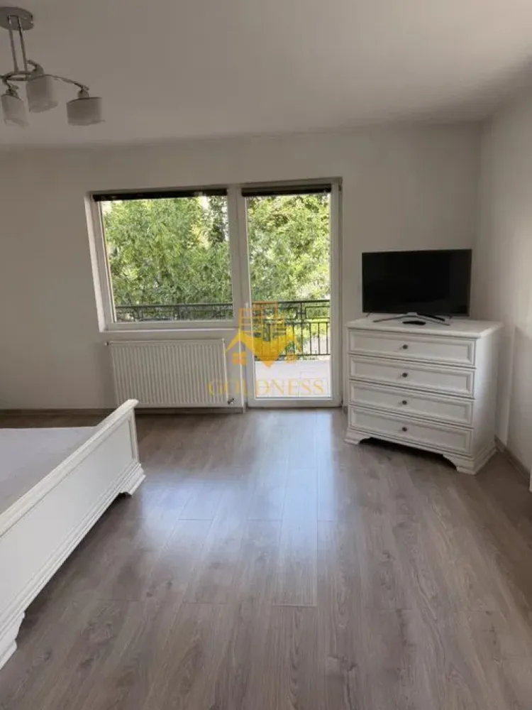 2 camere, Marasti, Teleorman, Zona Ira, FSEGA, UAD, ROSA - GOLDNESS Imobiliare vă propune spre închiriere un apartament cu 2 camere complet mobilat și utilat, la etajul 1 într-un imobil de 4 etaje, în Cartierul Marasti.
Posibilitate de parcare in zona! 
Se află în apropierea stațiilor de transport în comun, magazine, restaurante, spații verzi, farmacii, etc.

Apartamentul este compartimentat astfel:
- dormitor cu pat matrimonial, dressing, noptiere
- dormito cu canapea extensibila, dulap, loc de servit masa
- bucatarie complet utilată și mobilată
- baie cu cada, calorifer port prosop și dulap pentru depozitare.
- doua balcoane a cate 5 mp.

Imobilul este dotat cu toate cele necesare- centrală proprie, frigider, aragaz, hotă, mașină de spălat haine, etc.

Dacă sunteți interesați de acest apartament și doriți să îl vizionați, dar și pentru alte oferte nu ezitați să ne contactați telefonic sau prin e-mail. Vă stăm la dispoziție!
Pentru intermediere se percepe un comision de 50% din prețul chiriei!