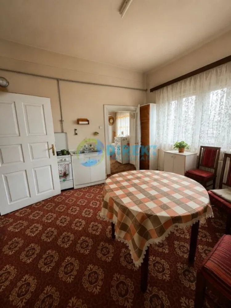 Apartament spatios , zona Centrala - Agentia Direkt Imobiliare propune spre vanzare apartament situat in centrul istoric al orasului Bistrita , pe strada Mihail Kogalniceanu , in apropierea Parcului Municipal .

Imobilul este pozitionat la etajul 1 , intr -un imobil tip casa ( unde mai exista un singur apartament la parter ) , are o suprafata de 98, 48 mp , compus din : 2 camere , 1 bucatarie , 2 bai, 2 holuri , 1 terasa si 1 magazie .

Detalii :

racordat la toate utiliatile
spatii generoase cu tavane inalte
zona centrala
acces facil catre zoa centrala a orasului
puncet de interes in zona : Judecatoria Bistrita , Scoala generala nr 2 , Taxe si Impozite Locale , Parcul Municipal.