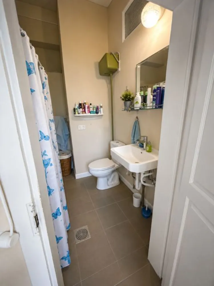 Apartament spatios , zona Centrala - Agentia Direkt Imobiliare propune spre vanzare apartament situat in centrul istoric al orasului Bistrita , pe strada Mihail Kogalniceanu , in apropierea Parcului Municipal .

Imobilul este pozitionat la etajul 1 , intr -un imobil tip casa ( unde mai exista un singur apartament la parter ) , are o suprafata de 98, 48 mp , compus din : 2 camere , 1 bucatarie , 2 bai, 2 holuri , 1 terasa si 1 magazie .

Detalii :

racordat la toate utiliatile
spatii generoase cu tavane inalte
zona centrala
acces facil catre zoa centrala a orasului
puncet de interes in zona : Judecatoria Bistrita , Scoala generala nr 2 , Taxe si Impozite Locale , Parcul Municipal.