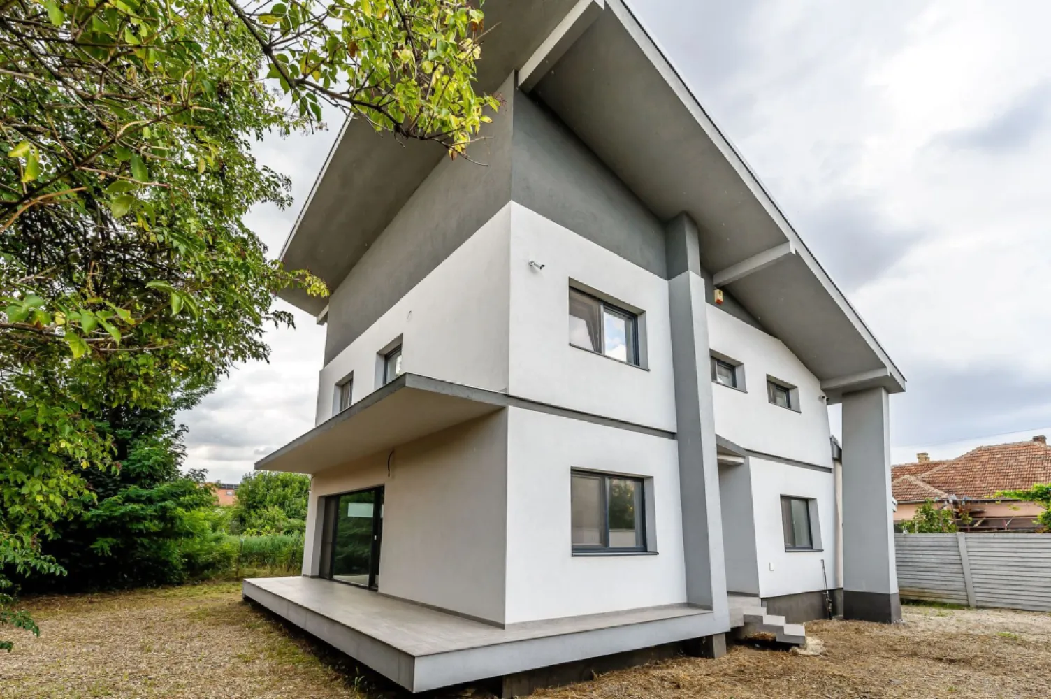 Vila Premium 5 camere - Subcetate, Arad - COMISION 0% - 🏡 VILĂ PREMIUM DE VÂNZARE ÎN SUBCETATE – ARAD 🏡
📍 Cea mai dorită zonă rezidențială din oraș!

✨ Finalizată în 2023, această vilă spectaculoasă cu 5 camere oferă confort, rafinament și siguranță pentru întreaga familie!
🔹 Suprafață utilă: 200 mp
🔹 Teren: 500 mp | Front stradal: 22 ml
🔹 Regim de înălțime: P + 1E + pod
🔹 Construcție: Cărămidă Porotherm + izolație cu vată bazaltică
🔹 Încălzire în pardoseală (parter și etaj) cu centrală pe gaz
🔹 Aer condiționat 38.000 BTU – cu posibilitate de extindere

🚗 Acces auto + Garaj cu poartă automată
🎥 Sistem de supraveghere video + alarmă
🎨 Finisaje exclusiv PREMIUM în toată casa!

📐 Compartimentare inteligentă:
👉 Parter: living generos, bucătărie, baie, dormitor/birou, terasă
👉 Etaj: 2 dormitoare cu balcon, baie, cameră dressing, cameră spălătorie

💎 Casa ideală pentru cei care caută eleganță, spațiu și intimitate, într-o zonă exclusivistă a Aradului.
🔑 Proprietatea perfectă te așteaptă!

📞 Contactează-mă acum pentru vizionare la 0755 274 519 - Daniel Hord - Consultant imobiliar

Nu dispui de toată suma? Te ajutăm noi gratuit! Îți obținem oferte de la 16 bănci
Ai o proprietate de vânzare în Arad și vrei să știi cât valorează cu adevărat?
Sună-mă pentru o evaluare GRATUITĂ!