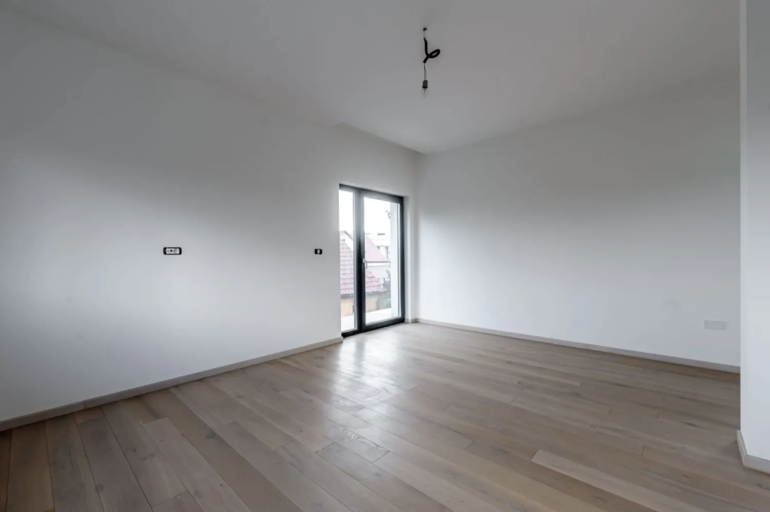 Vila Premium 5 camere - Subcetate, Arad - COMISION 0% - 🏡 VILĂ PREMIUM DE VÂNZARE ÎN SUBCETATE – ARAD 🏡
📍 Cea mai dorită zonă rezidențială din oraș!

✨ Finalizată în 2023, această vilă spectaculoasă cu 5 camere oferă confort, rafinament și siguranță pentru întreaga familie!
🔹 Suprafață utilă: 200 mp
🔹 Teren: 500 mp | Front stradal: 22 ml
🔹 Regim de înălțime: P + 1E + pod
🔹 Construcție: Cărămidă Porotherm + izolație cu vată bazaltică
🔹 Încălzire în pardoseală (parter și etaj) cu centrală pe gaz
🔹 Aer condiționat 38.000 BTU – cu posibilitate de extindere

🚗 Acces auto + Garaj cu poartă automată
🎥 Sistem de supraveghere video + alarmă
🎨 Finisaje exclusiv PREMIUM în toată casa!

📐 Compartimentare inteligentă:
👉 Parter: living generos, bucătărie, baie, dormitor/birou, terasă
👉 Etaj: 2 dormitoare cu balcon, baie, cameră dressing, cameră spălătorie

💎 Casa ideală pentru cei care caută eleganță, spațiu și intimitate, într-o zonă exclusivistă a Aradului.
🔑 Proprietatea perfectă te așteaptă!

📞 Contactează-mă acum pentru vizionare la 0755 274 519 - Daniel Hord - Consultant imobiliar

Nu dispui de toată suma? Te ajutăm noi gratuit! Îți obținem oferte de la 16 bănci
Ai o proprietate de vânzare în Arad și vrei să știi cât valorează cu adevărat?
Sună-mă pentru o evaluare GRATUITĂ!
