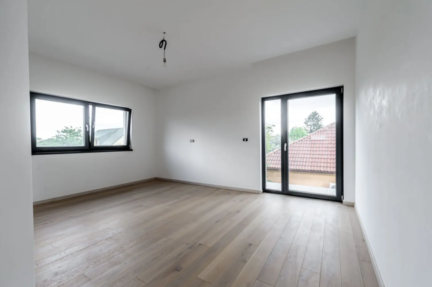 Vila Premium 5 camere - Subcetate, Arad - COMISION 0% - 🏡 VILĂ PREMIUM DE VÂNZARE ÎN SUBCETATE – ARAD 🏡
📍 Cea mai dorită zonă rezidențială din oraș!

✨ Finalizată în 2023, această vilă spectaculoasă cu 5 camere oferă confort, rafinament și siguranță pentru întreaga familie!
🔹 Suprafață utilă: 200 mp
🔹 Teren: 500 mp | Front stradal: 22 ml
🔹 Regim de înălțime: P + 1E + pod
🔹 Construcție: Cărămidă Porotherm + izolație cu vată bazaltică
🔹 Încălzire în pardoseală (parter și etaj) cu centrală pe gaz
🔹 Aer condiționat 38.000 BTU – cu posibilitate de extindere

🚗 Acces auto + Garaj cu poartă automată
🎥 Sistem de supraveghere video + alarmă
🎨 Finisaje exclusiv PREMIUM în toată casa!

📐 Compartimentare inteligentă:
👉 Parter: living generos, bucătărie, baie, dormitor/birou, terasă
👉 Etaj: 2 dormitoare cu balcon, baie, cameră dressing, cameră spălătorie

💎 Casa ideală pentru cei care caută eleganță, spațiu și intimitate, într-o zonă exclusivistă a Aradului.
🔑 Proprietatea perfectă te așteaptă!

📞 Contactează-mă acum pentru vizionare la 0755 274 519 - Daniel Hord - Consultant imobiliar

Nu dispui de toată suma? Te ajutăm noi gratuit! Îți obținem oferte de la 16 bănci
Ai o proprietate de vânzare în Arad și vrei să știi cât valorează cu adevărat?
Sună-mă pentru o evaluare GRATUITĂ!