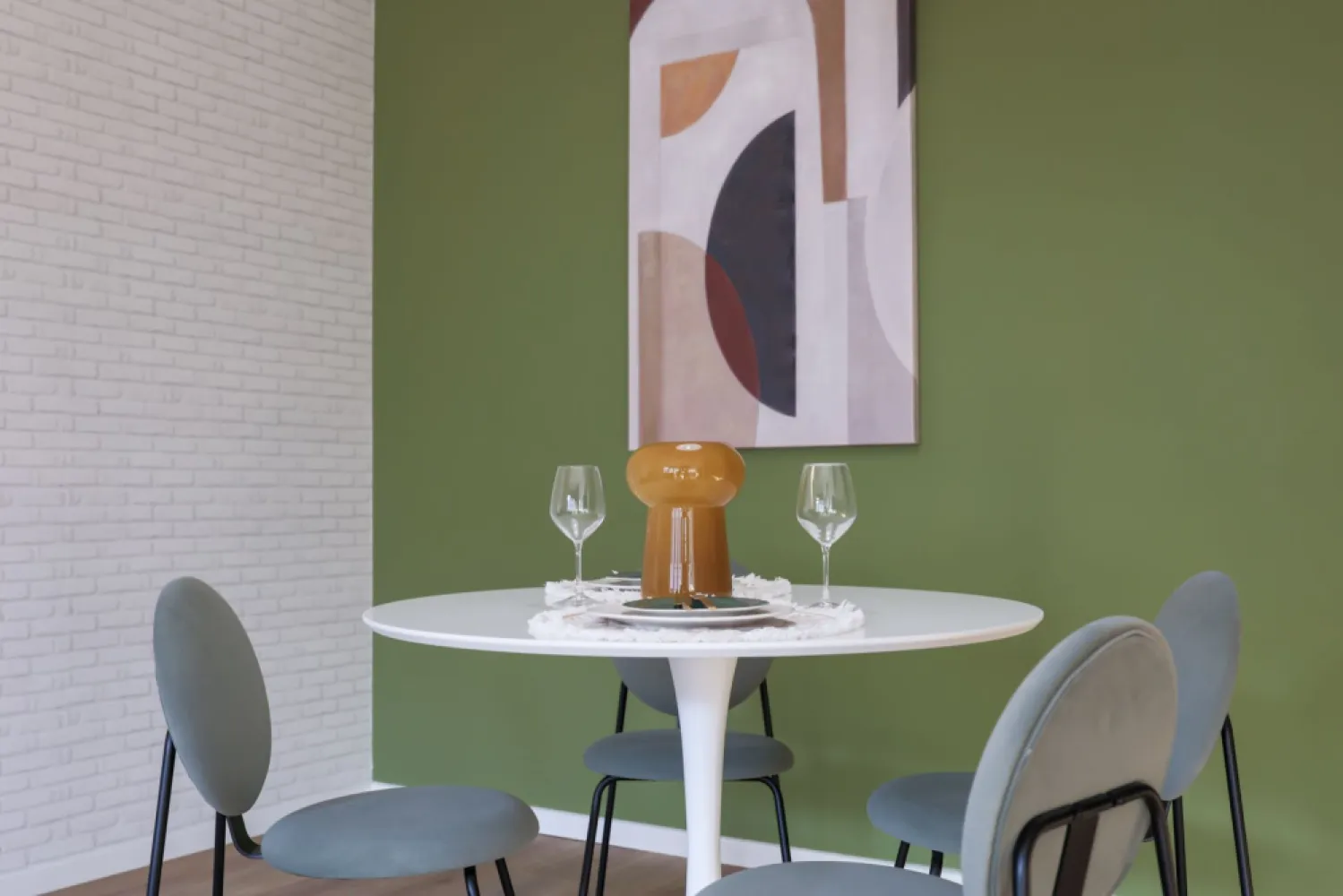 Apartament ARED Premium 2 Camere - Mobilat & Utilat - COMISION 0% - O oportunitate unică de a locui într-un apartament modern, situat în exclusivistul Complex ARED, un ansamblu securizat, cu facilități premium și un stil de viață modern, la prețuri direct de la dezvoltator.

Cu o suprafață total utilă de 60 mp, acest apartament spațios, situat la etajul 5 din 6, este complet mobilat și utilat conform pozelor. Finisajele de înaltă calitate și dotările inteligente, precum sistemul smarthome, videointerfonul, aerul condiționat și roletele electrice, îți oferă un confort absolut. În plus, dispune de încălzire în pardoseală cu ajutorul centralei termice, asigurând un ambient plăcut în orice sezon.

Locuind aici, vei avea acces la un parc privat de 1,6 ha, pistă de alergat, terenuri multisport și zone comerciale. Complexul este securizat 24/7, oferind liniște și siguranță. De asemenea, apartamentul include și un loc de parcare.

Apartamentele ARED se pot achiziționa și prin credit ipotecar și se pot achita chiar și în decursul unui an
*Pretul nu contine TVA.

Nu dispui de toată suma? Te ajutăm noi gratuit! Îți obținem oferte de la 16 bănci
Ai o proprietate de vânzare în Arad și vrei să știi cât valorează cu adevărat?
Sună-mă pentru o evaluare GRATUITĂ!

Nu rata această oportunitate! Contactează-mă pentru detalii și programează o vizionare la 0755 274 519 - Daniel Hord - Consultant ARED - Birou Centru.
