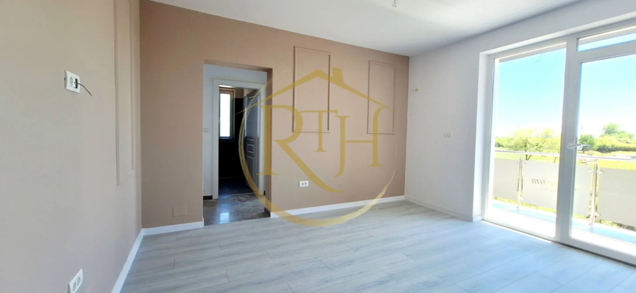Oferim spre vanzare apartamente noi, 0% Comision, situate in Giroc - Avem deosebita placere de a va oferi spre vanzare, direct de la dezvoltator Premium Residence, aparamente cu 1 camera, 2 camere si 3 camere, situate in cel mai nou complex rezidential din zona Calea Urseni, complex in plina dezvoltare .
Apartamentele se predau la cheie, finisaje de lux de cea mai buna calitate si compartimentare eficienta care satisface toate nevoile clientilor nostri ( decomandate sau semidecomandate ), spatiile sunt generoase si cu multa lumina naturala.
Complexul Premium Residence se afla in zona Calea Urseni, in apropiere de Centre Comerciale, magazine si supermarket.uri precum, Profi, Lidl, Mega, Continental .
Constructia este din caramida poroterm, izolatie eficienta, geamuri termopan, iar confortul termic este asigurat cu ajutorul centralei pe gaz si incalzire in pardoseala .
Locuitorii complexului Premium Residence beneficieaza la achizitionarea unui apartament si de un loc de parcare GRATUIT, loc de joaca pentru copii, parcuri, suport pentru biciclete, iluminat stradal si supraveghere video pentru fiecare imobil .
Acceptăm orice tip de credit bancar şi oferim GRATUIT consultanţă în vederea obţinerii unui credit pentru achiziţionarea imediată a unui apartament din complexul Premium Residence .
Preturile incep de la : - 1 camera - 37 mp - 71500 euro
- 2 camere - de la 43 mp la 50 mp - intre 79500 euro pana la 90000 euro
- 3 camere - 58 mp - 101000 euro .
Acum poti viziona si online accesand link.ul de youtube : https://youtu.be/JM87OTmZnFY?is=Vosi85BiWGhas9B1
Proprietatre reprezentata de RealTimHouse.ro - Un pas spre un loc doar al tau !
Va asteptam cu drag la o vizionare .
