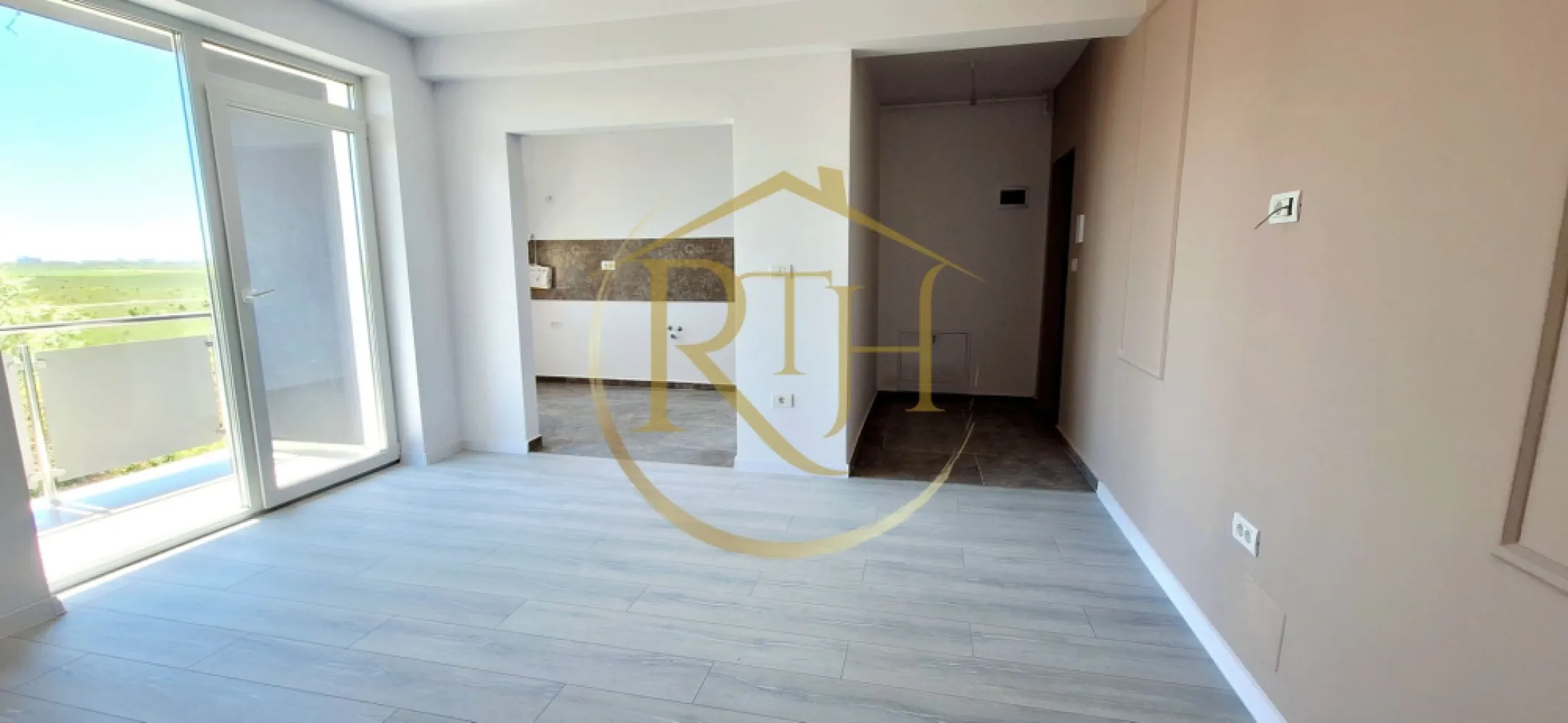 Oferim spre vanzare apartamente noi, 0% Comision, situate in Giroc - Avem deosebita placere de a va oferi spre vanzare, direct de la dezvoltator Premium Residence, aparamente cu 1 camera, 2 camere si 3 camere, situate in cel mai nou complex rezidential din zona Calea Urseni, complex in plina dezvoltare .
Apartamentele se predau la cheie, finisaje de lux de cea mai buna calitate si compartimentare eficienta care satisface toate nevoile clientilor nostri ( decomandate sau semidecomandate ), spatiile sunt generoase si cu multa lumina naturala.
Complexul Premium Residence se afla in zona Calea Urseni, in apropiere de Centre Comerciale, magazine si supermarket.uri precum, Profi, Lidl, Mega, Continental .
Constructia este din caramida poroterm, izolatie eficienta, geamuri termopan, iar confortul termic este asigurat cu ajutorul centralei pe gaz si incalzire in pardoseala .
Locuitorii complexului Premium Residence beneficieaza la achizitionarea unui apartament si de un loc de parcare GRATUIT, loc de joaca pentru copii, parcuri, suport pentru biciclete, iluminat stradal si supraveghere video pentru fiecare imobil .
Acceptăm orice tip de credit bancar şi oferim GRATUIT consultanţă în vederea obţinerii unui credit pentru achiziţionarea imediată a unui apartament din complexul Premium Residence .
Preturile incep de la : - 1 camera - 37 mp - 71500 euro
- 2 camere - de la 43 mp la 50 mp - intre 79500 euro pana la 90000 euro
- 3 camere - 58 mp - 101000 euro .
Acum poti viziona si online accesand link.ul de youtube : https://youtu.be/JM87OTmZnFY?is=Vosi85BiWGhas9B1
Proprietatre reprezentata de RealTimHouse.ro - Un pas spre un loc doar al tau !
Va asteptam cu drag la o vizionare .