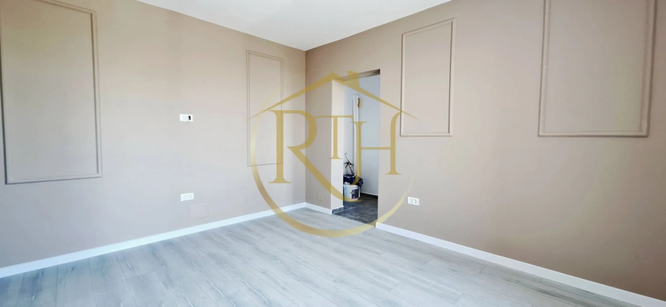 Oferim spre vanzare apartamente noi, 0% Comision, situate in Giroc - Avem deosebita placere de a va oferi spre vanzare, direct de la dezvoltator Premium Residence, aparamente cu 1 camera, 2 camere si 3 camere, situate in cel mai nou complex rezidential din zona Calea Urseni, complex in plina dezvoltare .
Apartamentele se predau la cheie, finisaje de lux de cea mai buna calitate si compartimentare eficienta care satisface toate nevoile clientilor nostri ( decomandate sau semidecomandate ), spatiile sunt generoase si cu multa lumina naturala.
Complexul Premium Residence se afla in zona Calea Urseni, in apropiere de Centre Comerciale, magazine si supermarket.uri precum, Profi, Lidl, Mega, Continental .
Constructia este din caramida poroterm, izolatie eficienta, geamuri termopan, iar confortul termic este asigurat cu ajutorul centralei pe gaz si incalzire in pardoseala .
Locuitorii complexului Premium Residence beneficieaza la achizitionarea unui apartament si de un loc de parcare GRATUIT, loc de joaca pentru copii, parcuri, suport pentru biciclete, iluminat stradal si supraveghere video pentru fiecare imobil .
Acceptăm orice tip de credit bancar şi oferim GRATUIT consultanţă în vederea obţinerii unui credit pentru achiziţionarea imediată a unui apartament din complexul Premium Residence .
Preturile incep de la : - 1 camera - 37 mp - 71500 euro
- 2 camere - de la 43 mp la 50 mp - intre 79500 euro pana la 90000 euro
- 3 camere - 58 mp - 101000 euro .
Acum poti viziona si online accesand link.ul de youtube : https://youtu.be/JM87OTmZnFY?is=Vosi85BiWGhas9B1
Proprietatre reprezentata de RealTimHouse.ro - Un pas spre un loc doar al tau !
Va asteptam cu drag la o vizionare .