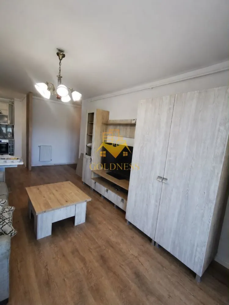 2 camere, Buna ziua, Trifoiului, Grand Hotel Italia, Lidl, PetFriendly - GOLDNESS Imobiliare vă propune spre închiriere un apartament cu 2 camere complet mobilat și utilat, la etajul 1 într-un imobil de 10 etaje, în Cartierul Buna ziua. 
Dispune de loc de parcare subteran.
Se află în apropierea stațiilor de transport în comun, magazine, restaurante, spații verzi, farmacii, etc. 

Apartamentul este compartimentat astfel:
 - dormitor cu pat matrimonial, dressing, noptiere
 - living cu canapea extensibilă 
 - bucătărie complet utilată și mobilată, loc de servit masa 
 - baie cu cada, calorifer port prosop și dulap pentru depozitare.
 - balcon 5mp

Imobilul este dotat cu toate cele necesare- centrală proprie, frigider, aragaz, hotă, mașină de spălat haine și vase, AC etc. 

Dacă sunteți interesați de acest apartament și doriți să îl vizionați, dar și pentru alte oferte nu ezitați să ne contactați telefonic sau prin e-mail. Vă stăm la dispoziție!
Pentru intermediere se percepe un comision de 50% din prețul chiriei!