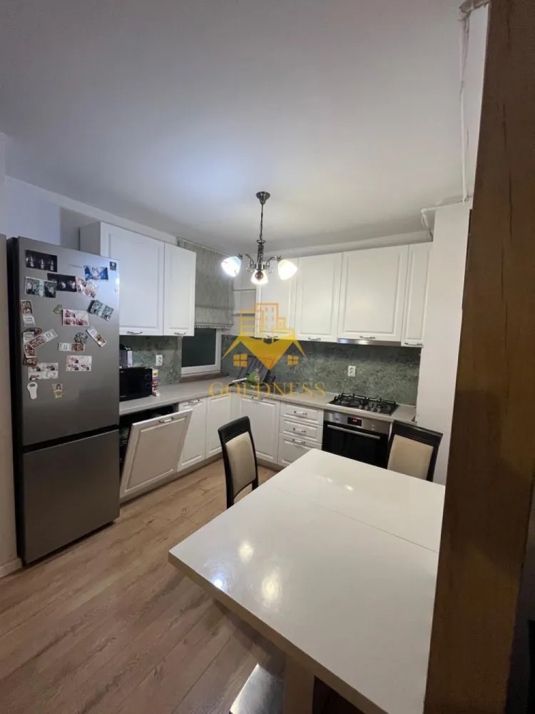 2 camere, Buna ziua, Trifoiului, Grand Hotel Italia, Lidl, PetFriendly - GOLDNESS Imobiliare vă propune spre închiriere un apartament cu 2 camere complet mobilat și utilat, la etajul 1 într-un imobil de 10 etaje, în Cartierul Buna ziua. 
Dispune de loc de parcare subteran.
Se află în apropierea stațiilor de transport în comun, magazine, restaurante, spații verzi, farmacii, etc. 

Apartamentul este compartimentat astfel:
 - dormitor cu pat matrimonial, dressing, noptiere
 - living cu canapea extensibilă 
 - bucătărie complet utilată și mobilată, loc de servit masa 
 - baie cu cada, calorifer port prosop și dulap pentru depozitare.
 - balcon 5mp

Imobilul este dotat cu toate cele necesare- centrală proprie, frigider, aragaz, hotă, mașină de spălat haine și vase, AC etc. 

Dacă sunteți interesați de acest apartament și doriți să îl vizionați, dar și pentru alte oferte nu ezitați să ne contactați telefonic sau prin e-mail. Vă stăm la dispoziție!
Pentru intermediere se percepe un comision de 50% din prețul chiriei!